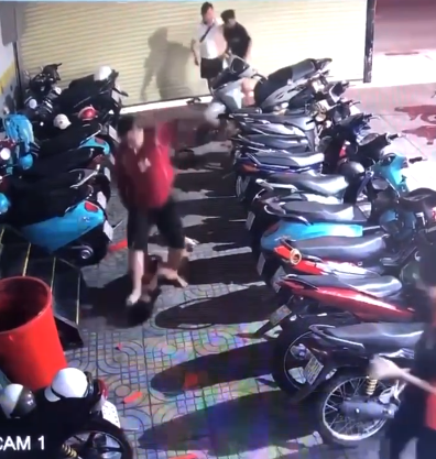 Người đàn ông đánh dã man 2 thiếu niên ở quán nét: Hành vi quá côn đồ- Ảnh 2. Người đàn ông đánh dã man 2 thiếu niên ở quán nét: Hành vi quá côn đồ- Ảnh 2.
