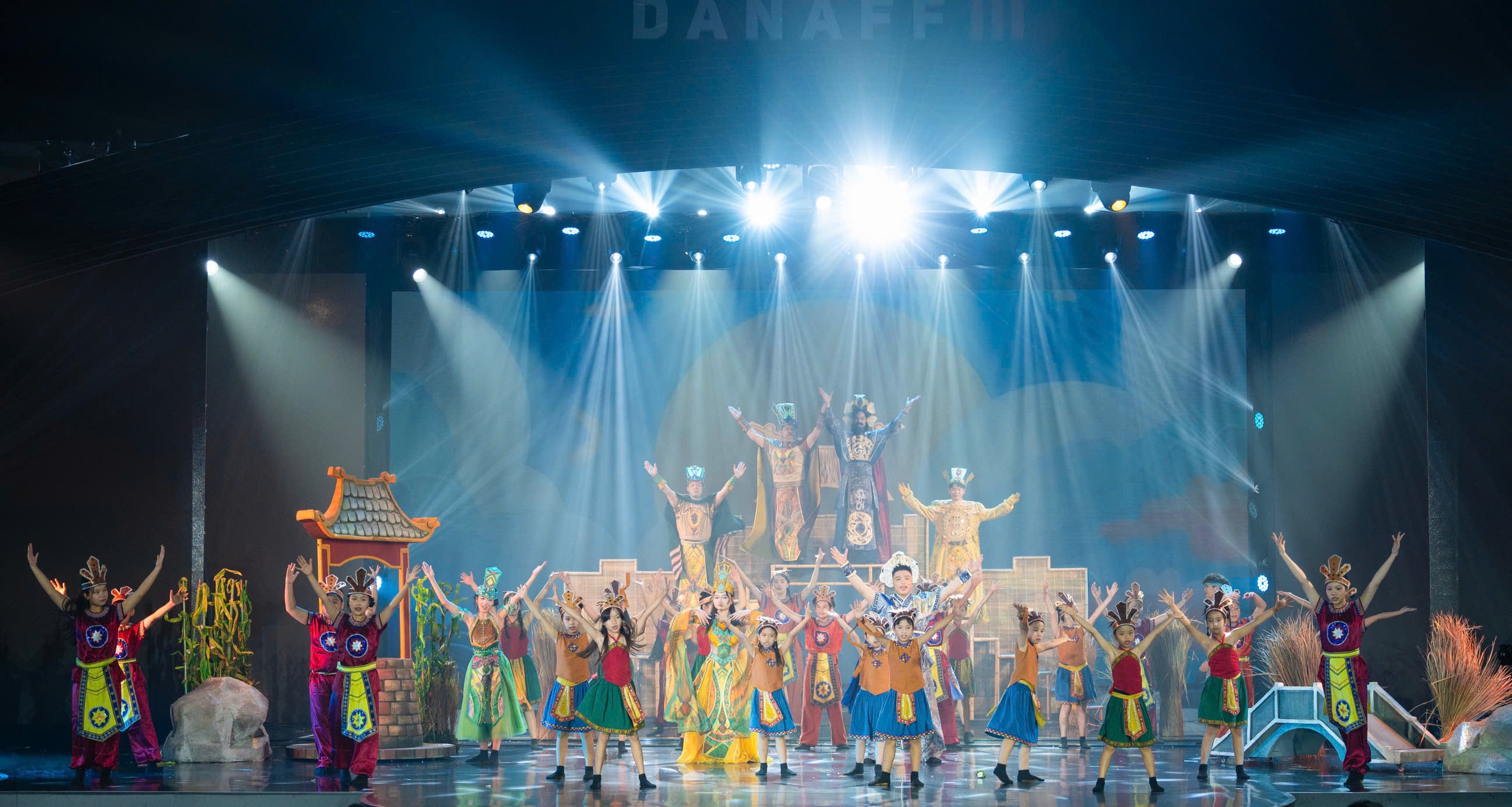 Kh&aacute;n giả bất ngờ khi xem biểu diễn nhạc kịch học đường tại Li&ecirc;n hoan phim ch&acirc;u &Aacute; Đ&agrave; Nẵng- Ảnh 2.