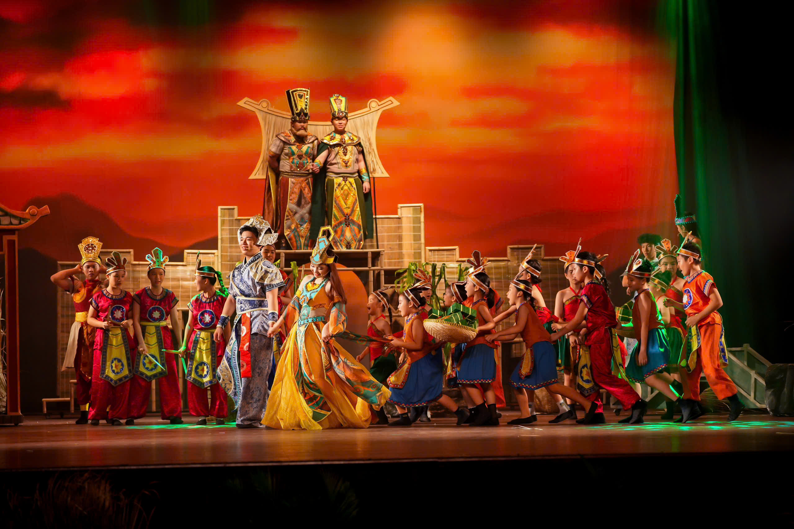 Kh&aacute;n giả bất ngờ khi xem biểu diễn nhạc kịch học đường tại Li&ecirc;n hoan phim ch&acirc;u &Aacute; Đ&agrave; Nẵng- Ảnh 1.