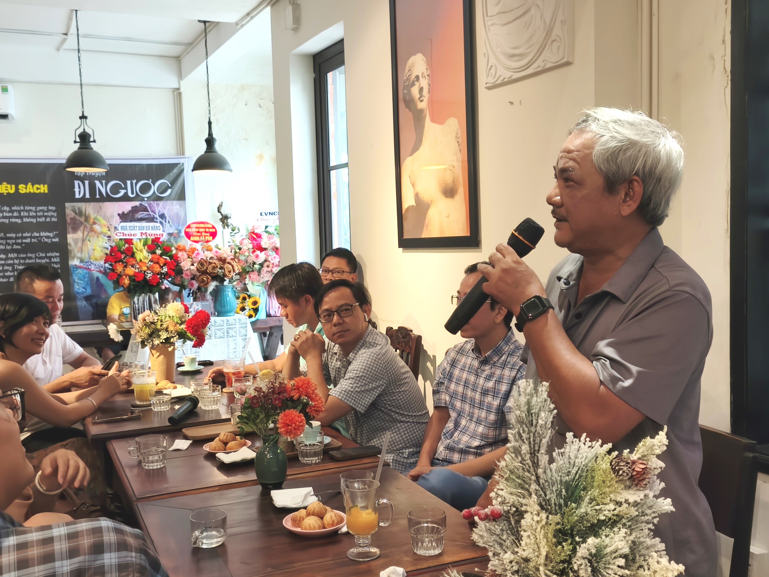 'ត្រឡប់ទៅវិញ' ជាមួយអ្នកកាសែត Le Phi អំពីអនុស្សាវរីយ៍ជនបទ Nghe An - រូបថត ៤. Cùng 'Đi ngược' với nhà báo Lê Phi về ký ức làng quê xứ Nghệ- Ảnh 4.