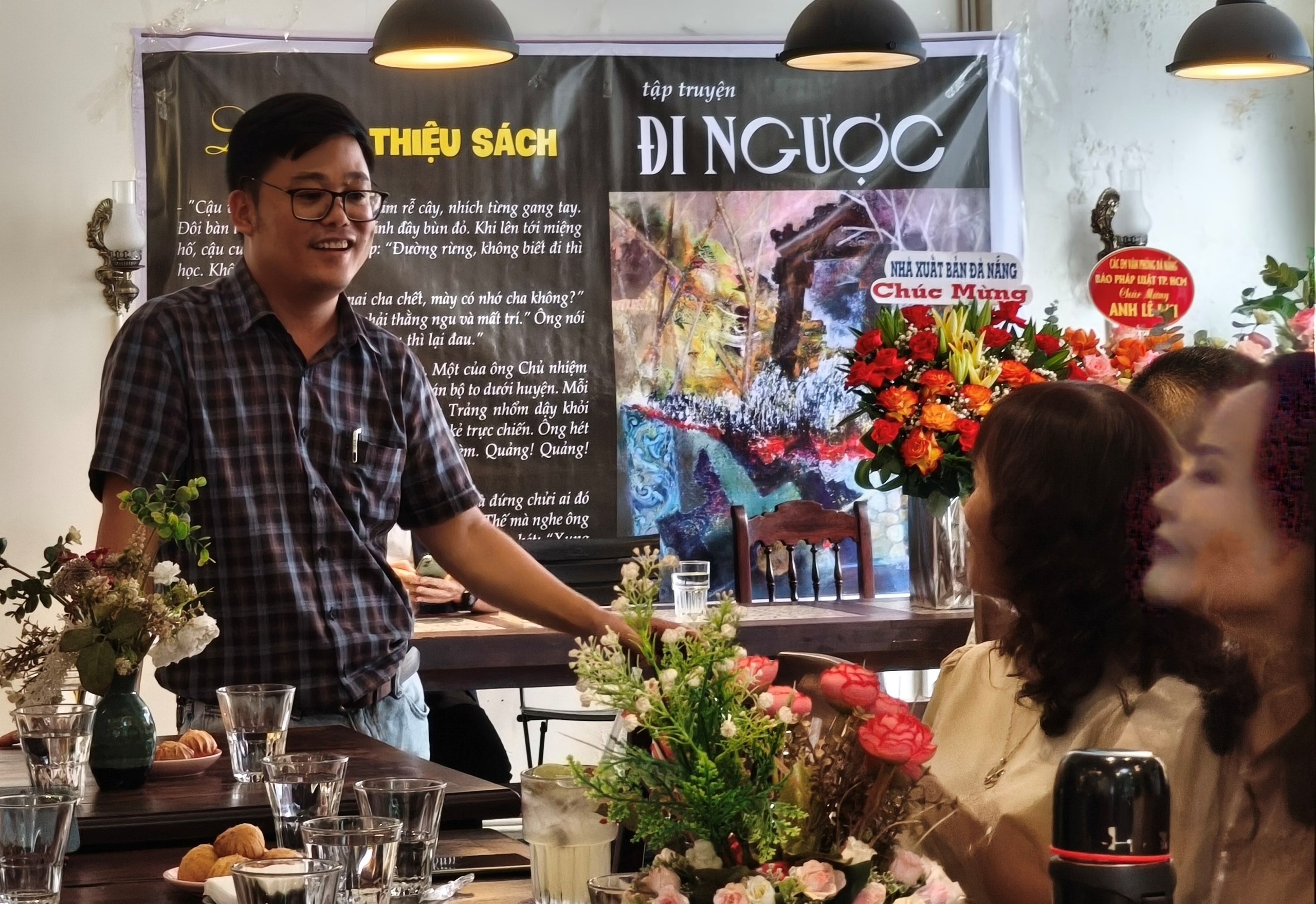 'ត្រឡប់ទៅវិញ' ជាមួយអ្នកកាសែត Le Phi អំពីអនុស្សាវរីយ៍ជនបទ Nghe An - រូបថត ១. Cùng 'Đi ngược' với nhà báo Lê Phi về ký ức làng quê xứ Nghệ- Ảnh 1.