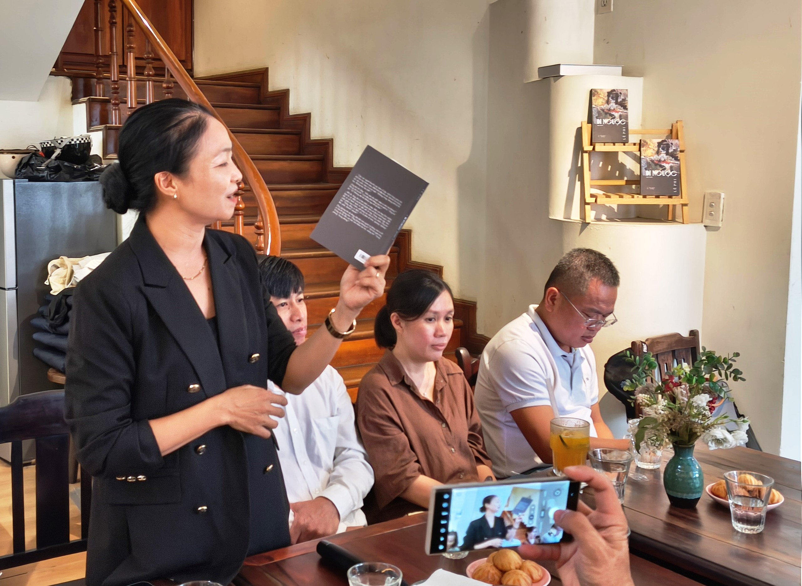 'ត្រឡប់ទៅវិញ' ជាមួយអ្នកកាសែត Le Phi អំពីអនុស្សាវរីយ៍ជនបទ Nghe An - រូបថត ៣. Cùng 'Đi ngược' với nhà báo Lê Phi về ký ức làng quê xứ Nghệ- Ảnh 3.