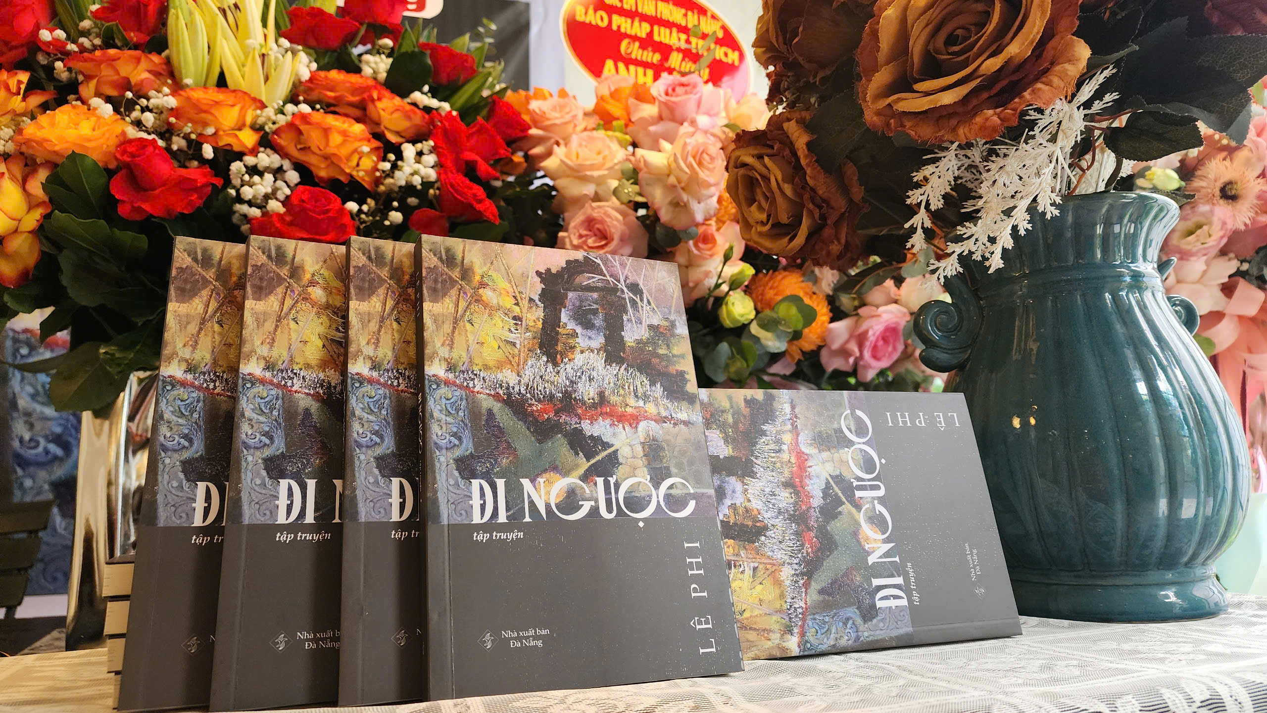 'ត្រឡប់ទៅវិញ' ជាមួយអ្នកកាសែត Le Phi អំពីអនុស្សាវរីយ៍ជនបទ Nghe An - រូបថត ២. Cùng 'Đi ngược' với nhà báo Lê Phi về ký ức làng quê xứ Nghệ- Ảnh 2.