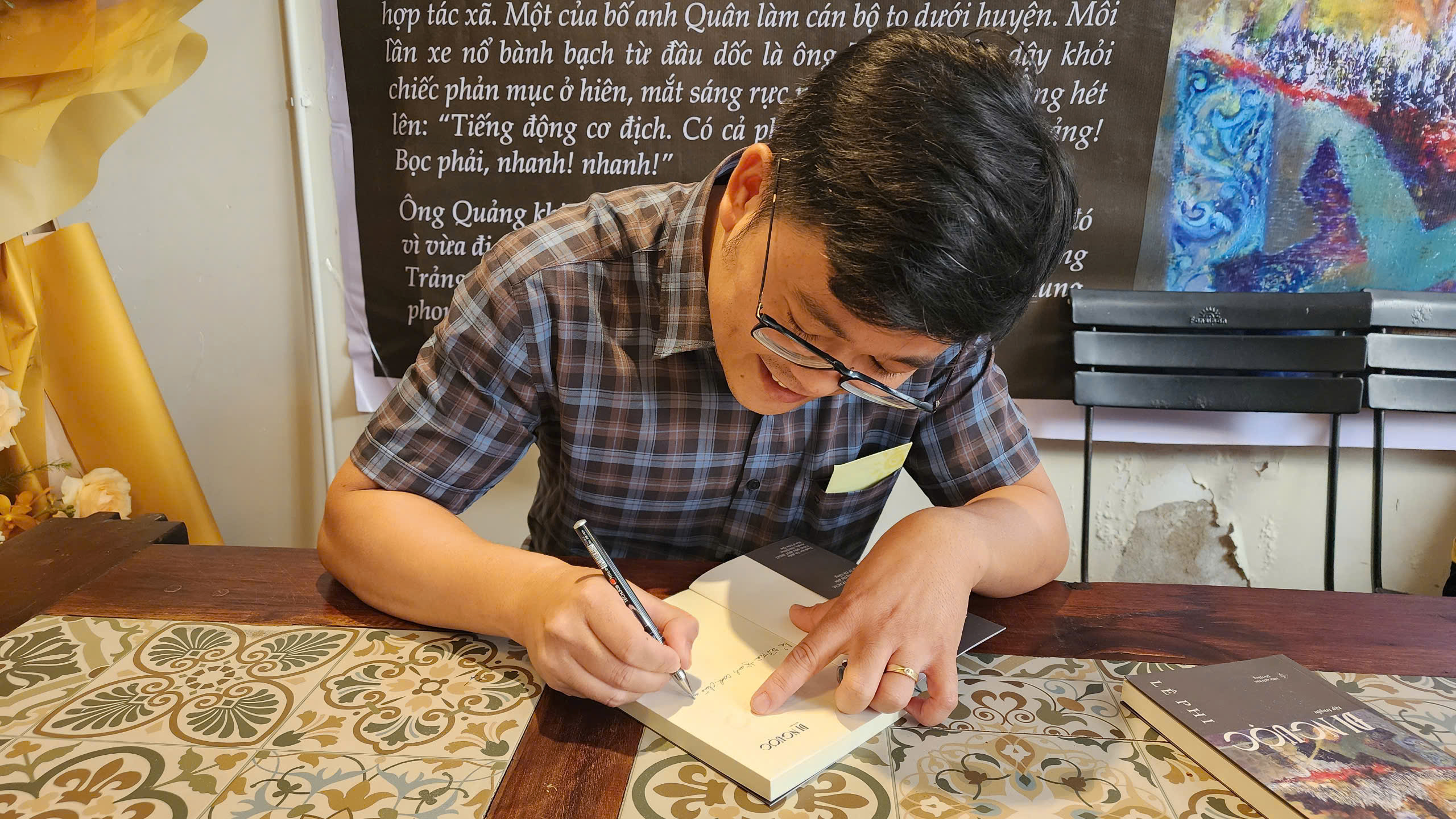 'ត្រឡប់ទៅវិញ' ជាមួយអ្នកកាសែត Le Phi អំពីអនុស្សាវរីយ៍ជនបទ Nghe An - រូបថត ៥. Cùng 'Đi ngược' với nhà báo Lê Phi về ký ức làng quê xứ Nghệ- Ảnh 5.