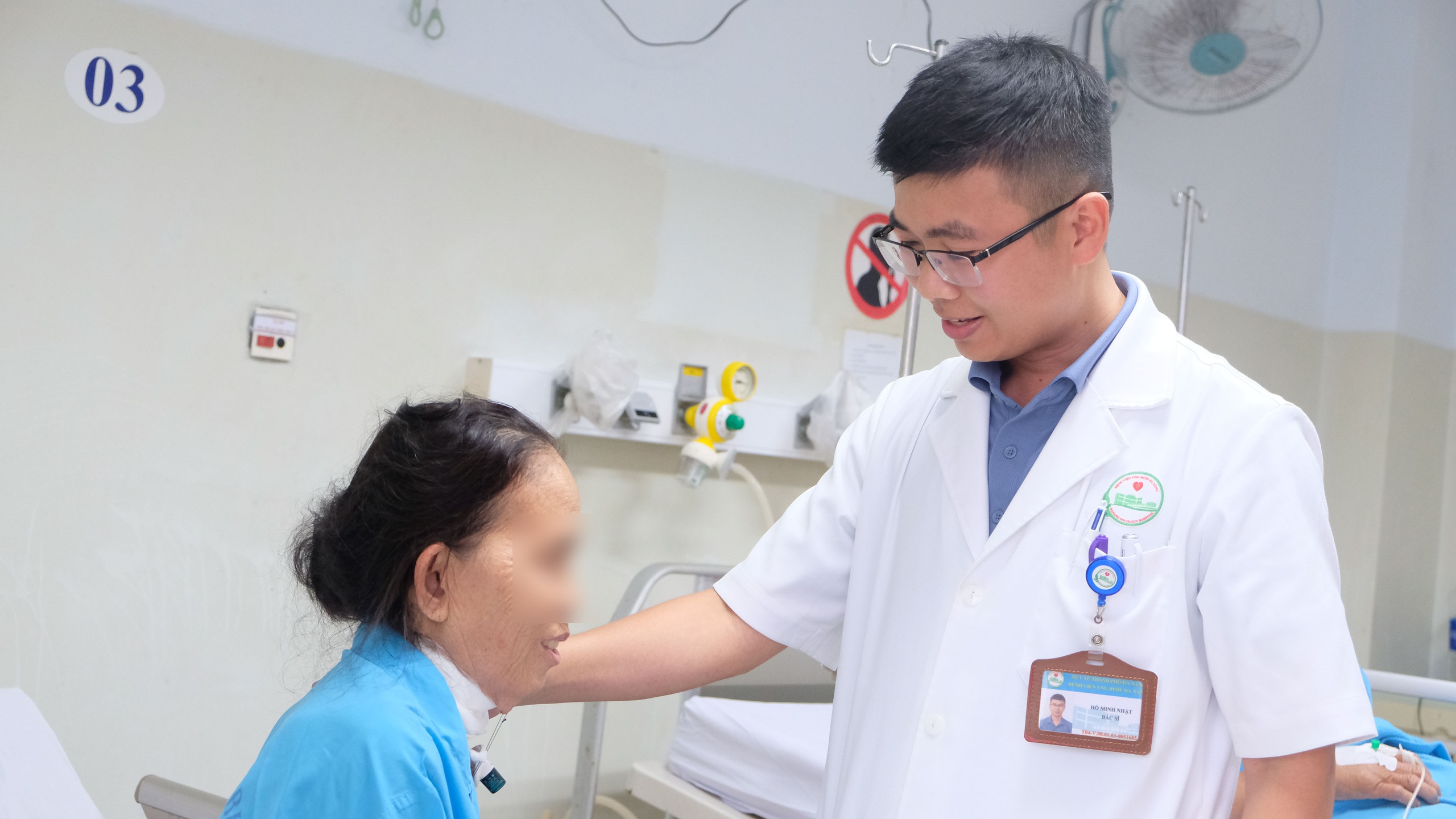 Ung thư tuyến giáp xâm lấn buộc phải cắt bỏ đoạn khí quản dài 3 vòng sụn- Ảnh 1. Ung thư tuyến giáp xâm lấn buộc phải cắt bỏ đoạn khí quản dài 3 vòng sụn- Ảnh 1.