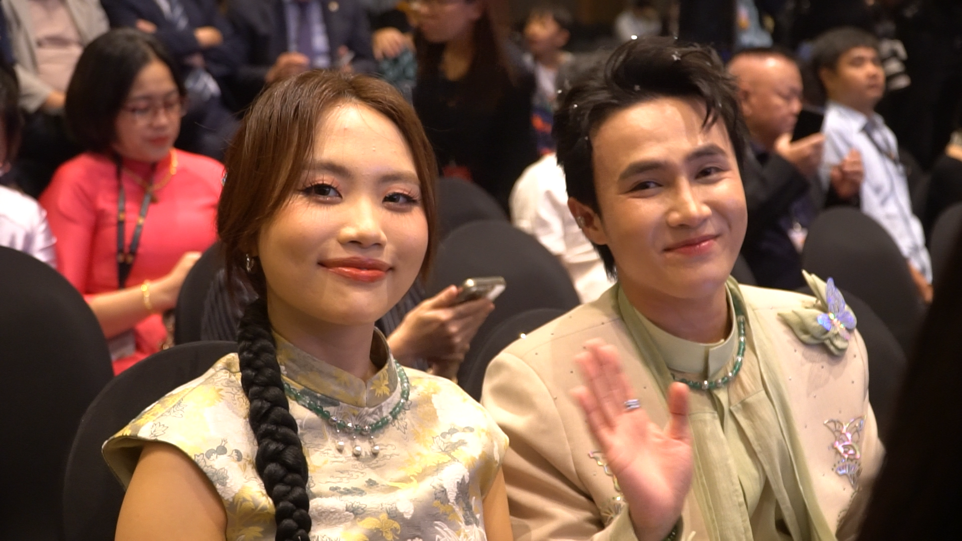 Phương Mỹ Chi, Đinh Ngọc Diệp, Thúy Diễm đội mưa dự thảm đỏ bế mạc Liên hoan phim châu Á Đà Nẵng 2025 Phương Mỹ Chi, Đinh Ngọc Diệp, Thúy Diễm đội mưa dự thảm đỏ bế mạc Liên hoan phim châu Á Đà Nẵng 2025