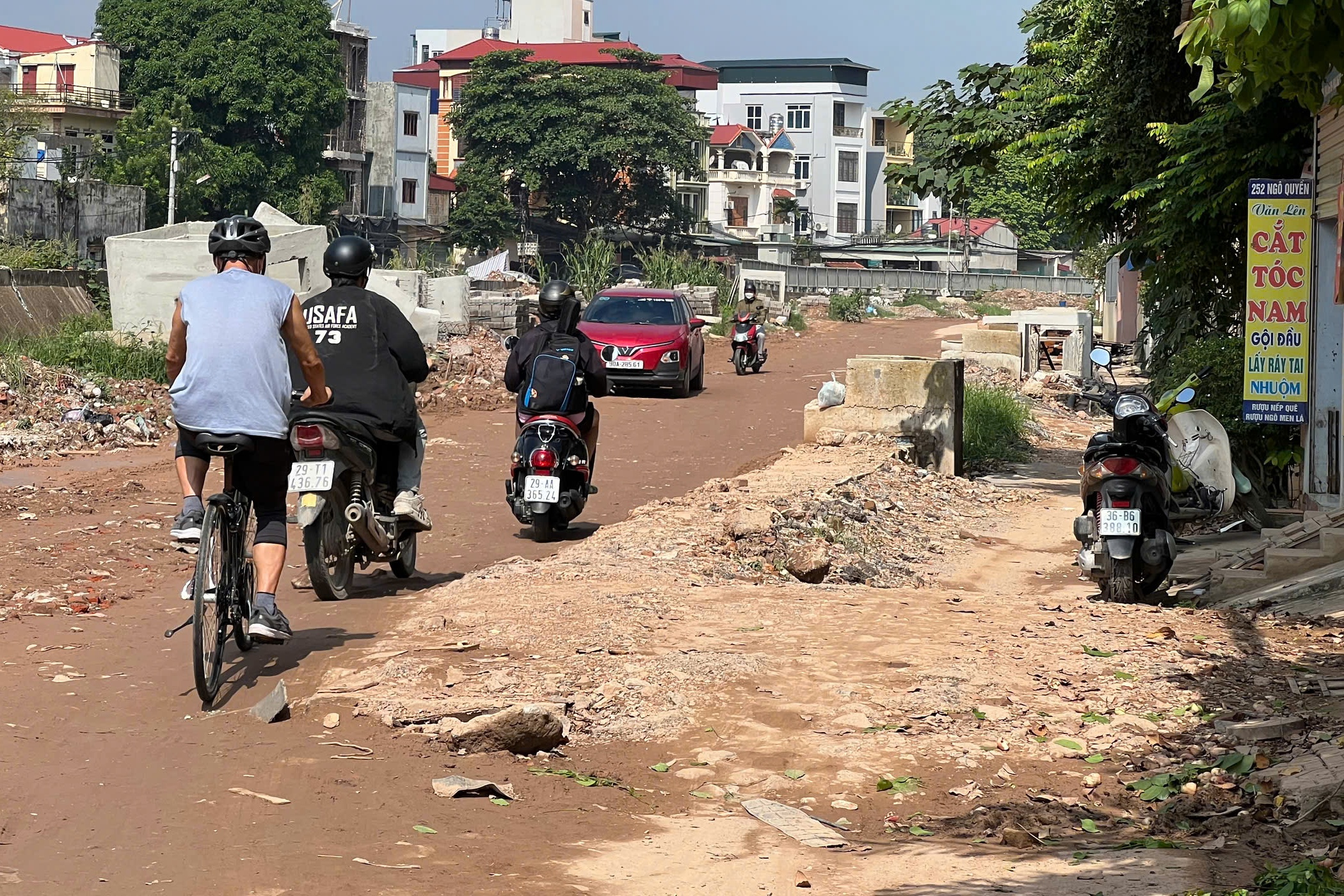 Dân lo phải 'chui' ra khỏi nhà vì làm đường cao hơn nền nhà hơn 1 m - Ảnh 9.