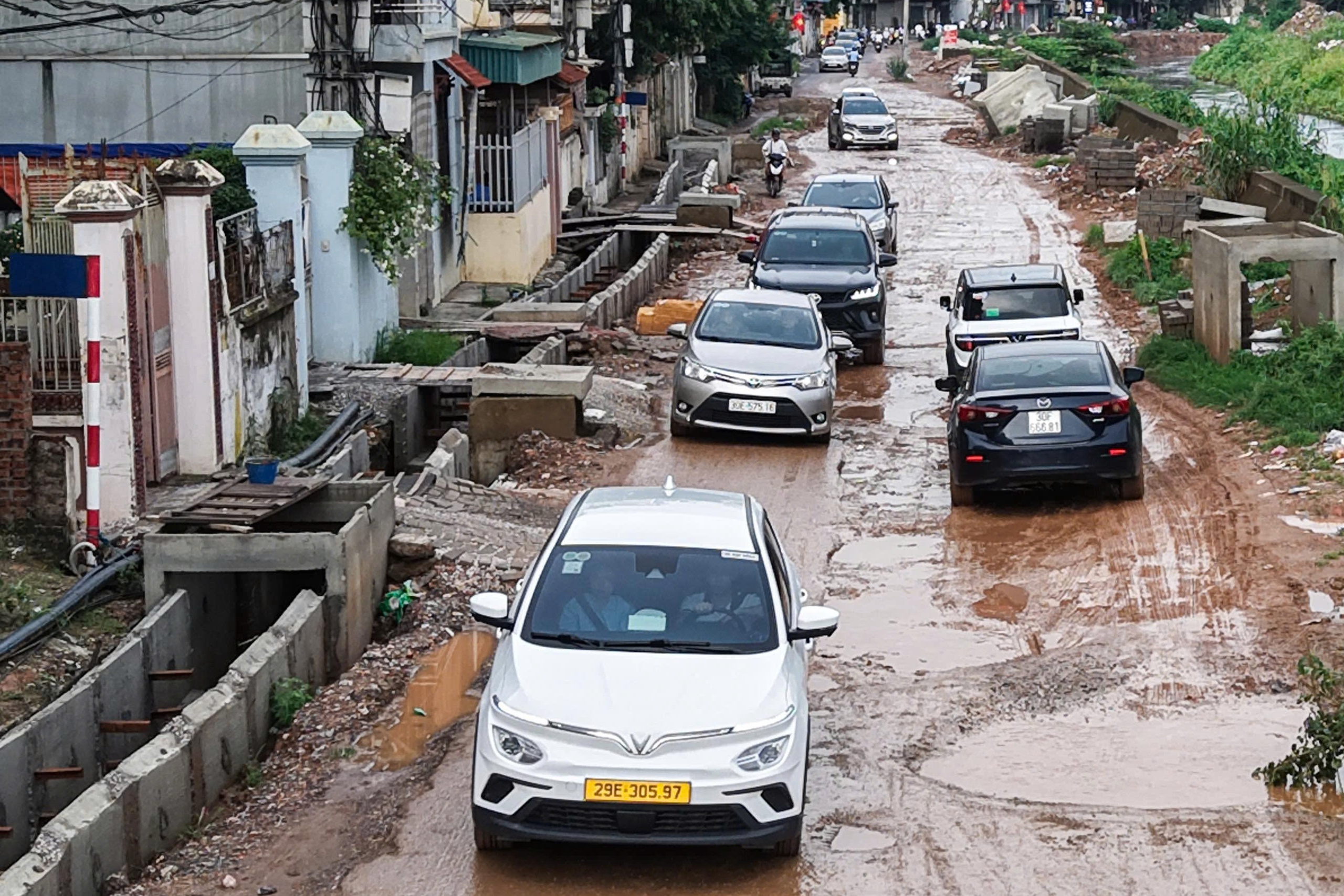 Dân lo phải 'chui' ra khỏi nhà vì làm đường cao hơn nền nhà hơn 1 m - Ảnh 2.