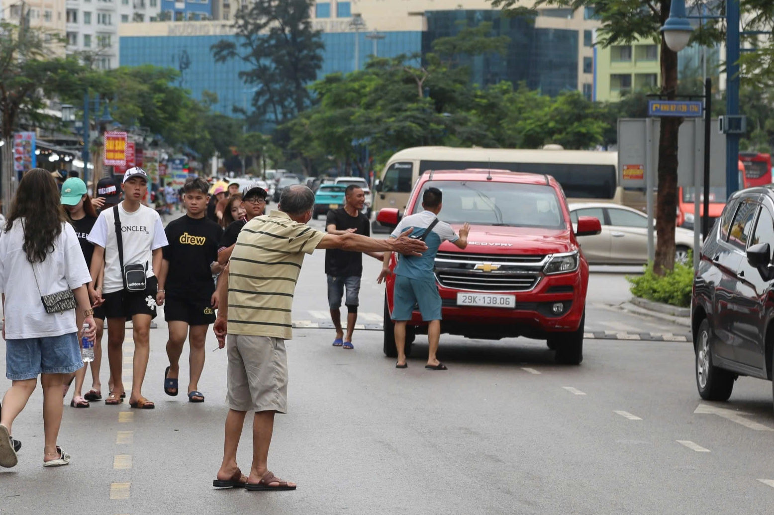 Quang Ninh berazam untuk menghapuskan situasi 'pisau mengasah 9 bulan, pengecasan berlebihan 3 bulan' - Foto 2. Quảng Ninh quyết dẹp tình trạng ' 9 tháng mài dao, 3 tháng chặt chém'- Ảnh 2.