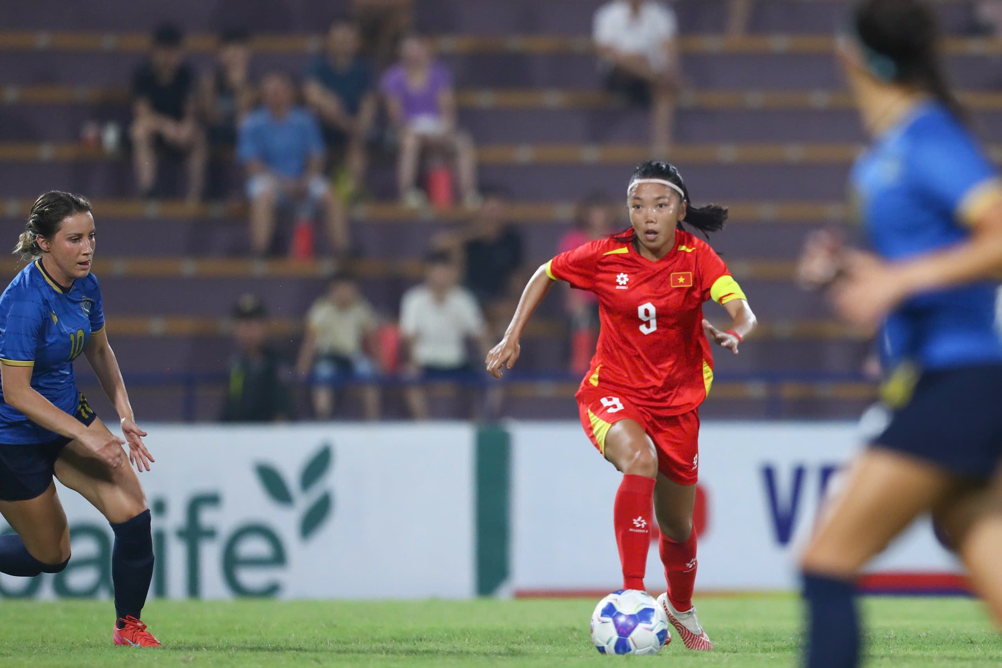 ជាមួយនឹងសំបុត្រទៅកាន់ទ្វីបអាស៊ី ក្រុមនារីវៀតណាមបានផ្ដល់ឱ្យនូវគោលដៅដ៏គួរឱ្យចាប់អារម្មណ៍មួយ ប៉ុន្តែ…- រូបថតទី 3 ។ Có vé đi châu Á, đội tuyển nữ Việt Nam tặng mưa bàn thắng: Mãn nhãn nhưng…- Ảnh 3.