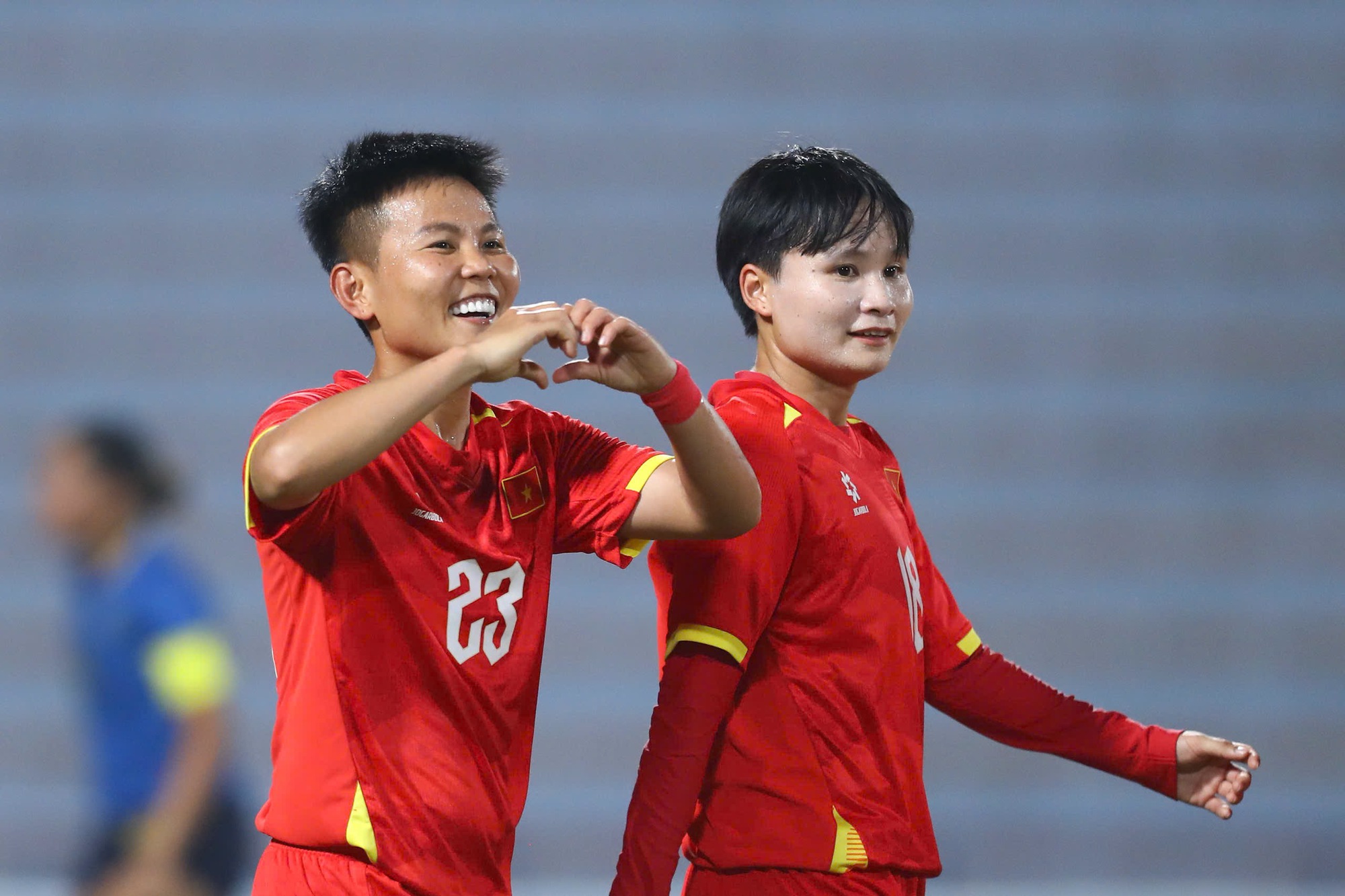 AFC מעניקה  AFC tặng ‘quà đặc biệt’ chúc mừng đội tuyển nữ Việt Nam, ca ngợi VFF và sân Việt Trì- Ảnh 2.