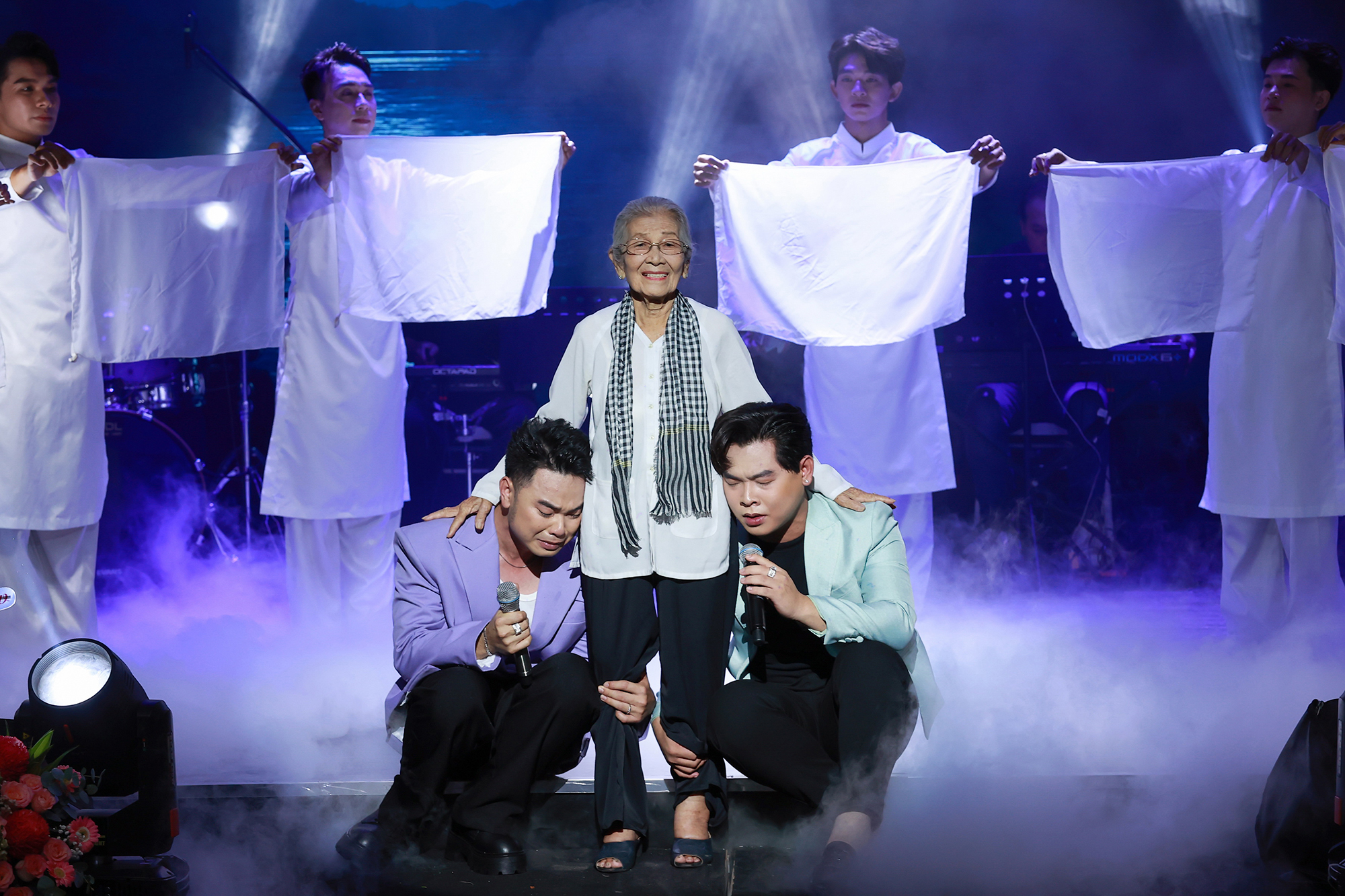 Giọng ca 'Mưa bụi' tái xuất sau 16 năm bị bệnh tật hành hạ- Ảnh 7. Giọng ca 'Mưa bụi' tái xuất sau 16 năm bị bệnh tật hành hạ- Ảnh 7.