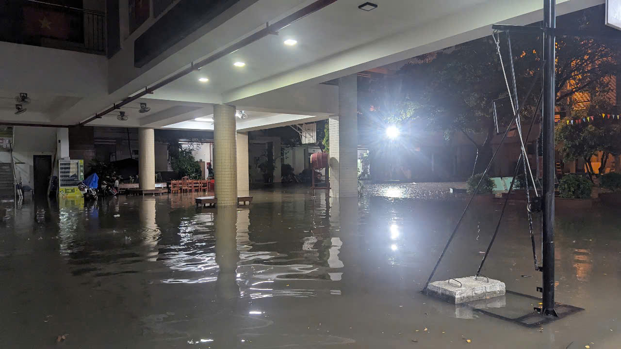Mưa lớn giữa mùa hè gây ngập cục bộ nhiều tuyến phố Đà Nẵng- Ảnh 3. Mưa lớn giữa mùa hè gây ngập cục bộ nhiều tuyến phố Đà Nẵng- Ảnh 3.