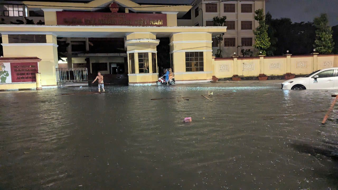 Mưa lớn giữa mùa hè gây ngập cục bộ nhiều tuyến phố Đà Nẵng- Ảnh 2. Mưa lớn giữa mùa hè gây ngập cục bộ nhiều tuyến phố Đà Nẵng- Ảnh 2.