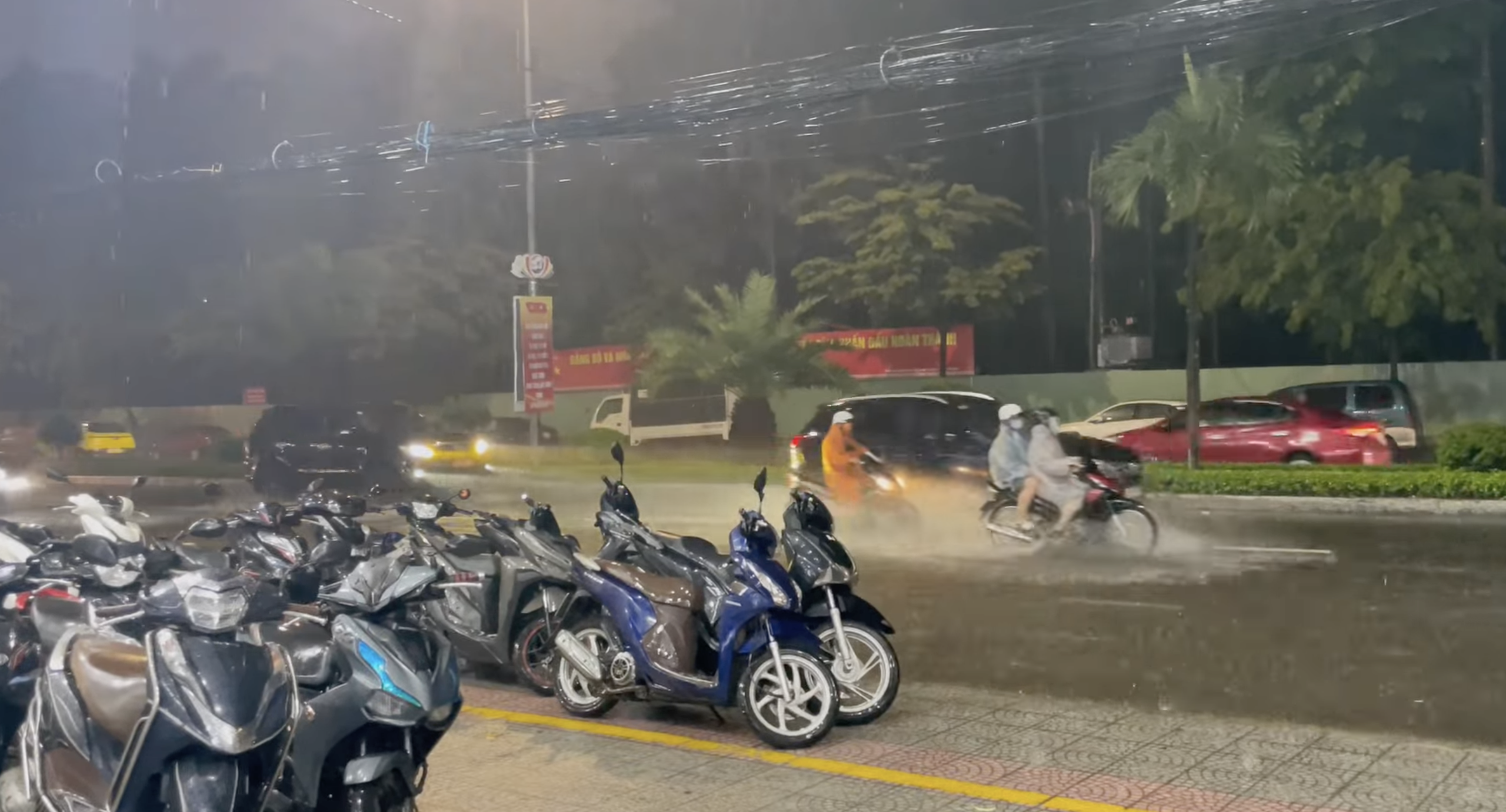 Mưa lớn giữa mùa hè gây ngập cục bộ nhiều tuyến phố Đà Nẵng- Ảnh 5. Mưa lớn giữa mùa hè gây ngập cục bộ nhiều tuyến phố Đà Nẵng- Ảnh 5.