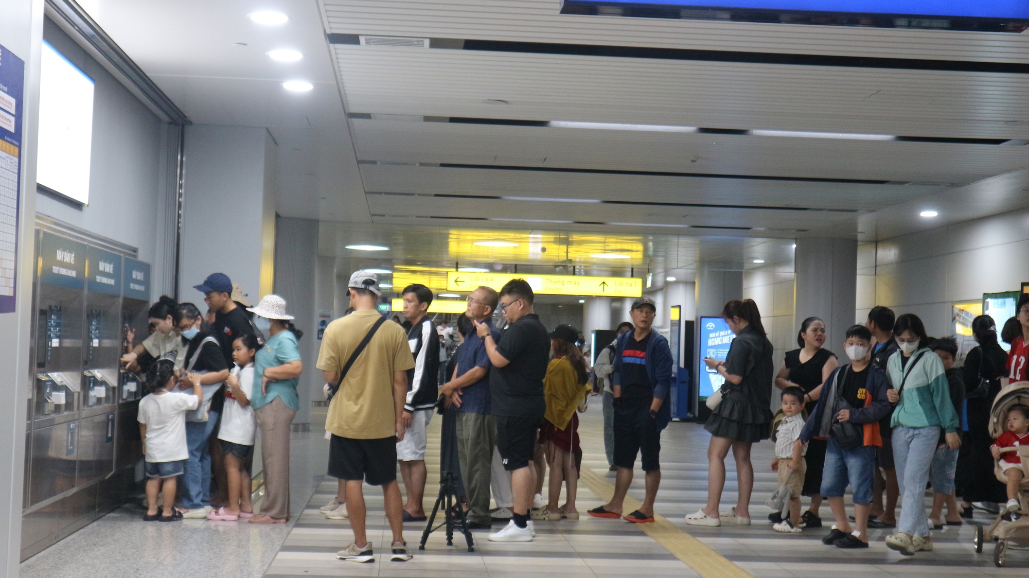 Cuối tuần, nhiều người xếp hàng dài mua vé tự động ở metro Cuối tuần, nhiều người xếp hàng dài mua vé tự động ở metro