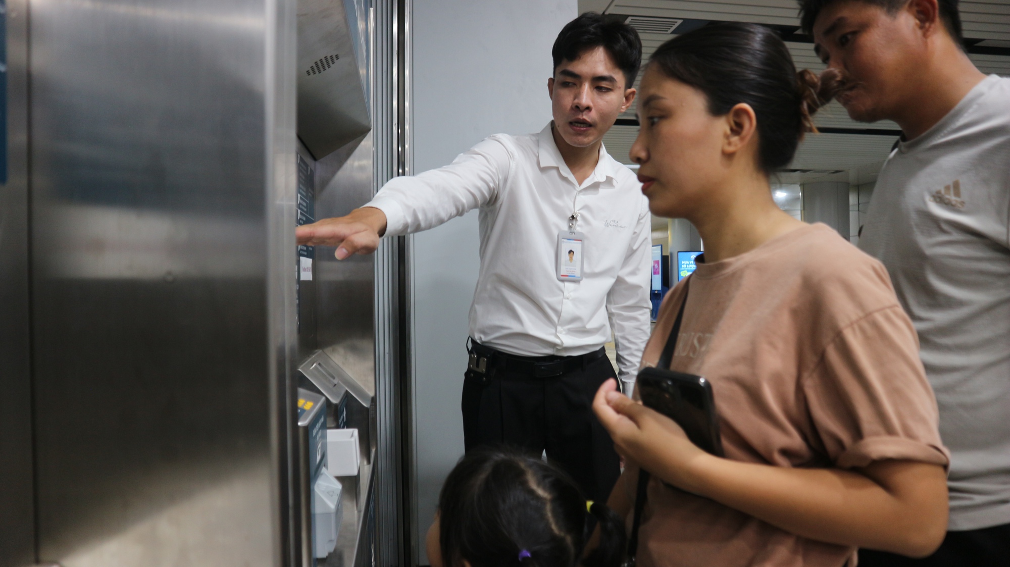 Người dân xếp hàng dài mua vé tự động ở metro - Ảnh 2. Người dân xếp hàng dài mua vé tự động ở metro - Ảnh 2.