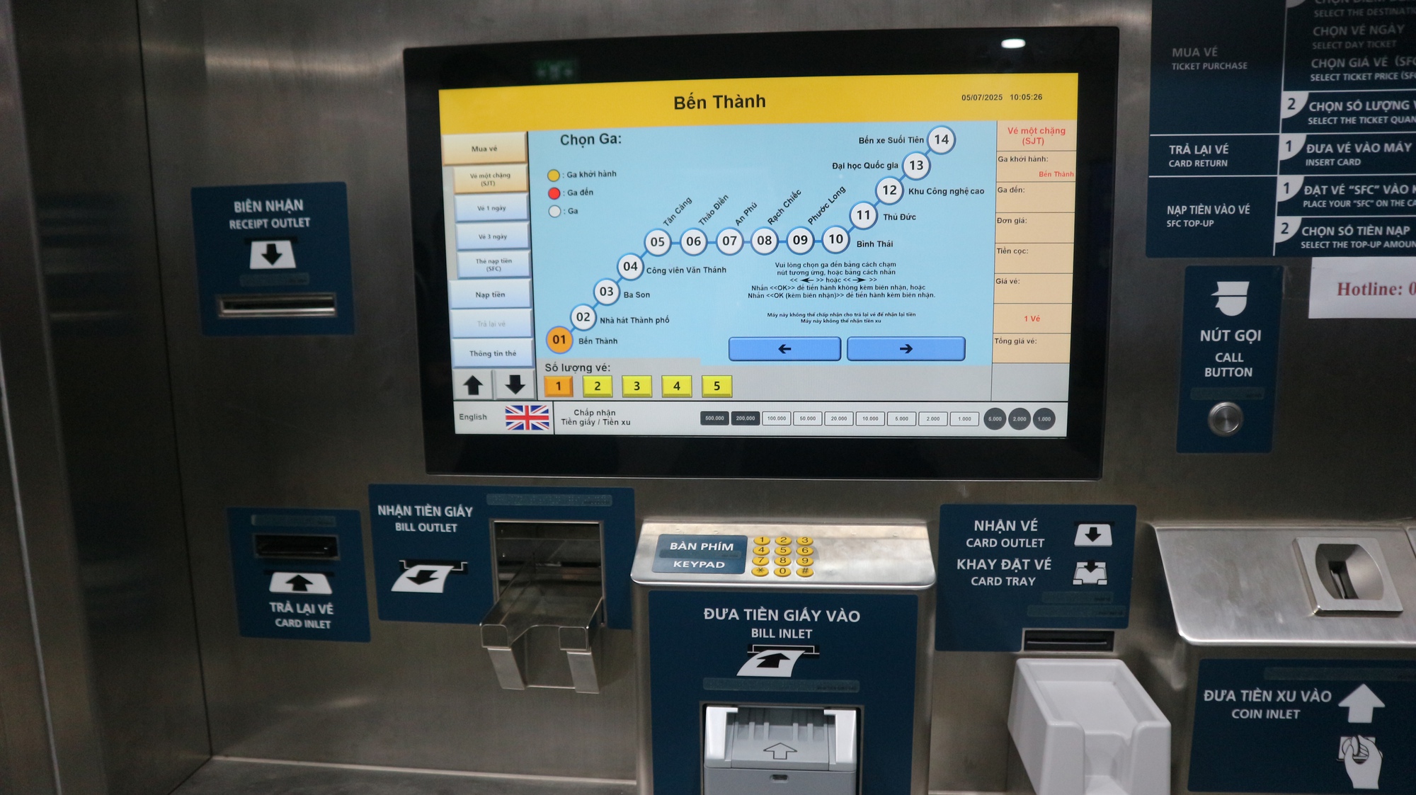 Người dân xếp hàng dài mua vé tự động ở metro - Ảnh 3. Người dân xếp hàng dài mua vé tự động ở metro - Ảnh 3.