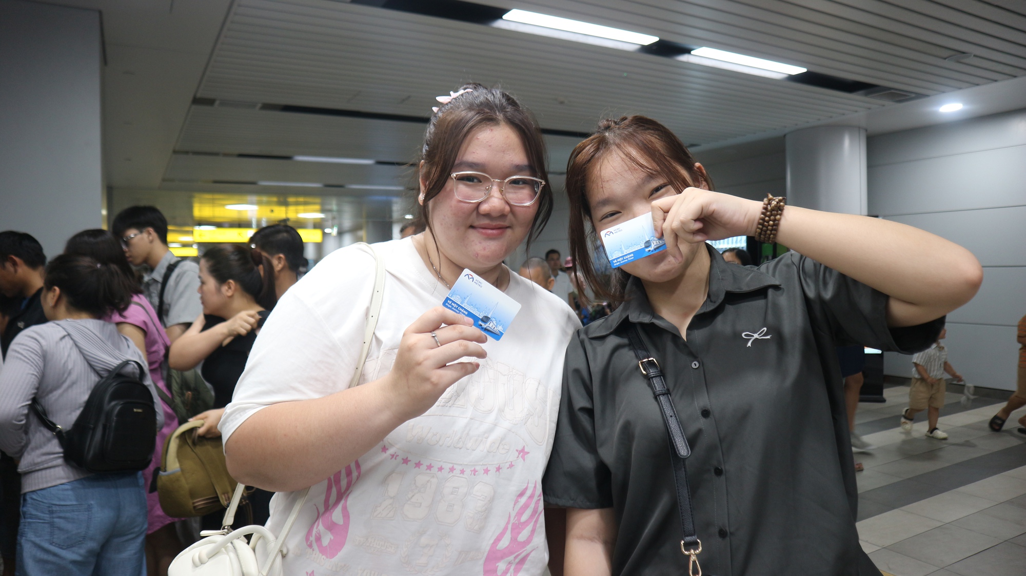Người dân xếp hàng dài mua vé tự động ở metro - Ảnh 4. Người dân xếp hàng dài mua vé tự động ở metro - Ảnh 4.