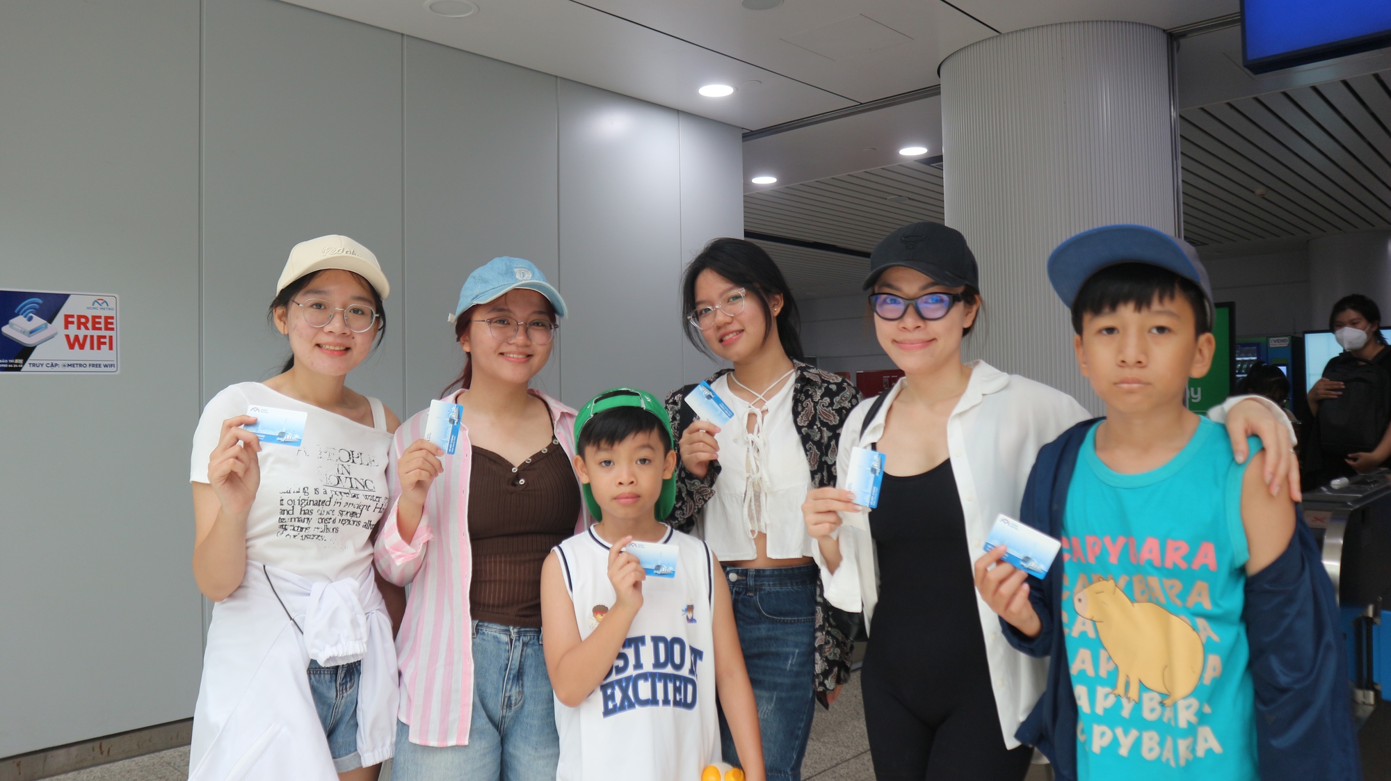 Người dân xếp hàng dài mua vé tự động ở metro - Ảnh 5. Người dân xếp hàng dài mua vé tự động ở metro - Ảnh 5.