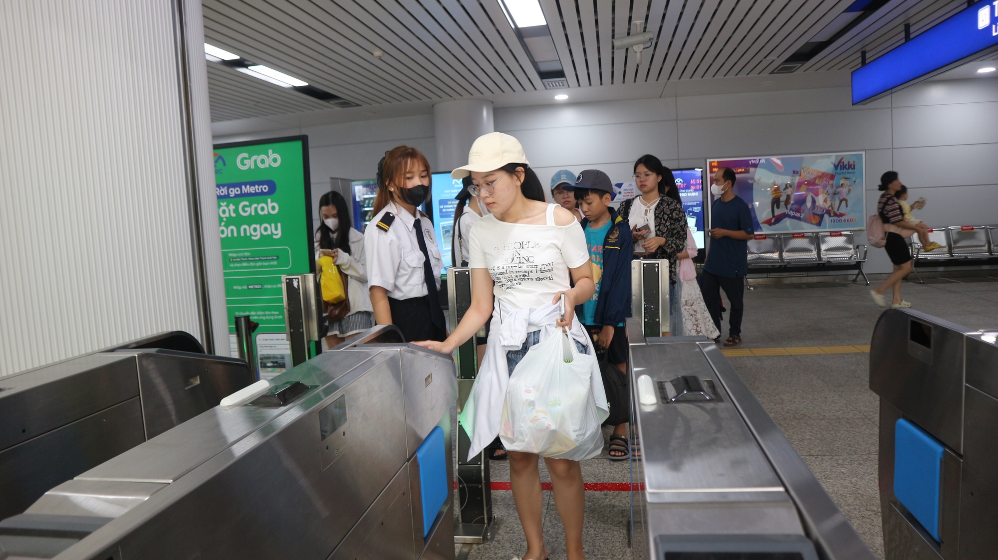 Người dân xếp hàng dài mua vé tự động ở metro - Ảnh 7. Người dân xếp hàng dài mua vé tự động ở metro - Ảnh 7.