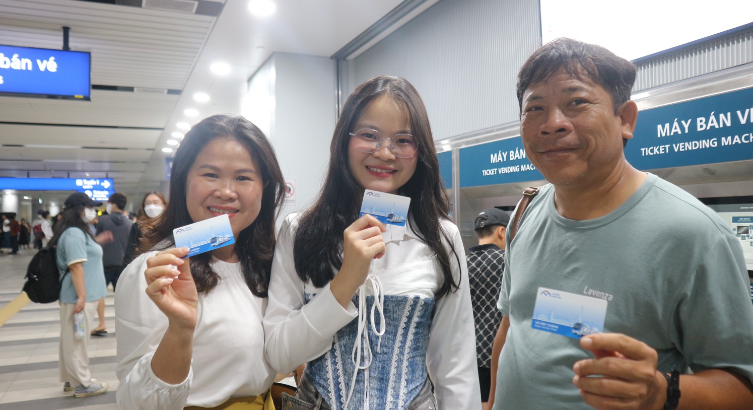 Người dân xếp hàng dài mua vé tự động ở metro - Ảnh 9. Người dân xếp hàng dài mua vé tự động ở metro - Ảnh 9.