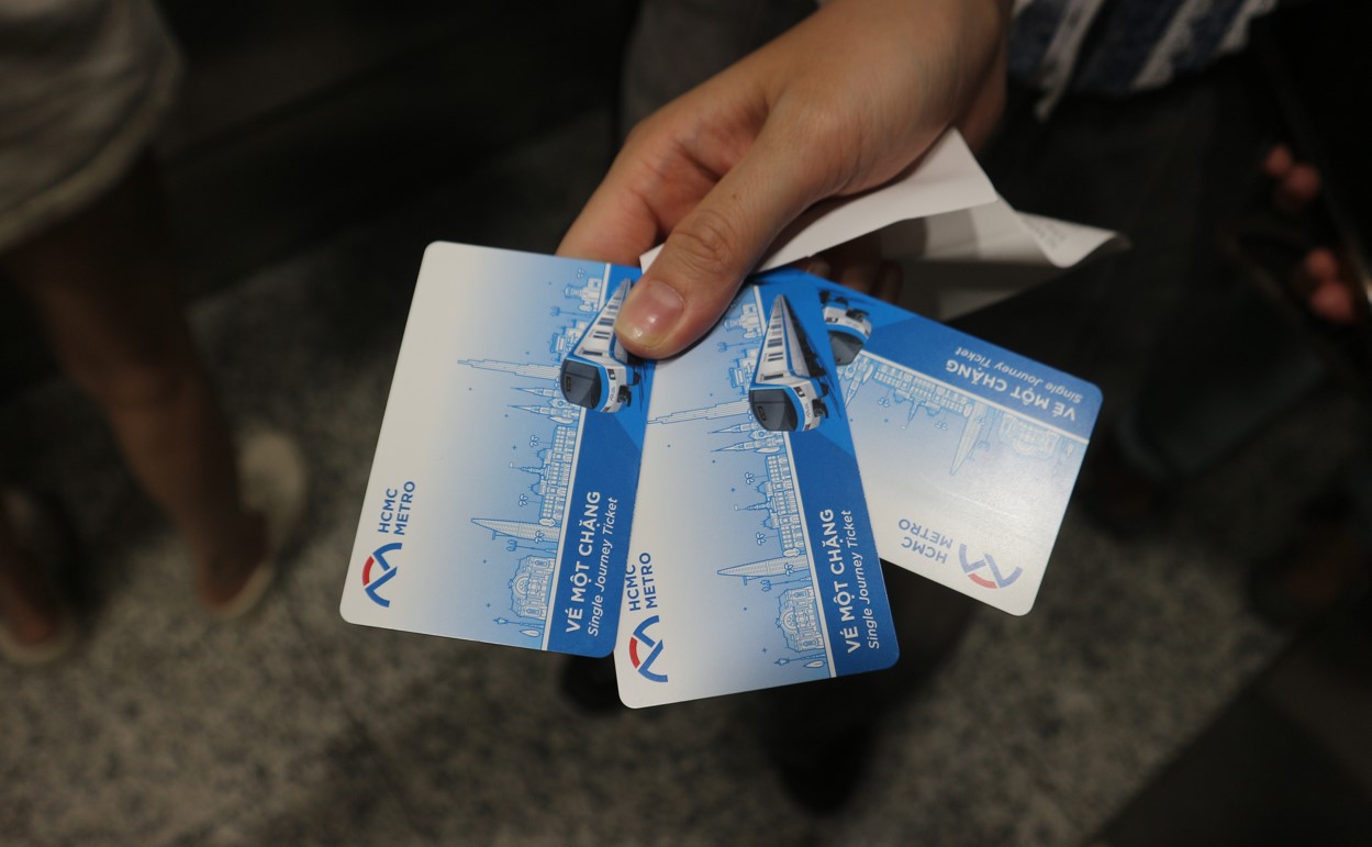 Người dân xếp hàng dài mua vé tự động ở metro - Ảnh 6. Người dân xếp hàng dài mua vé tự động ở metro - Ảnh 6.