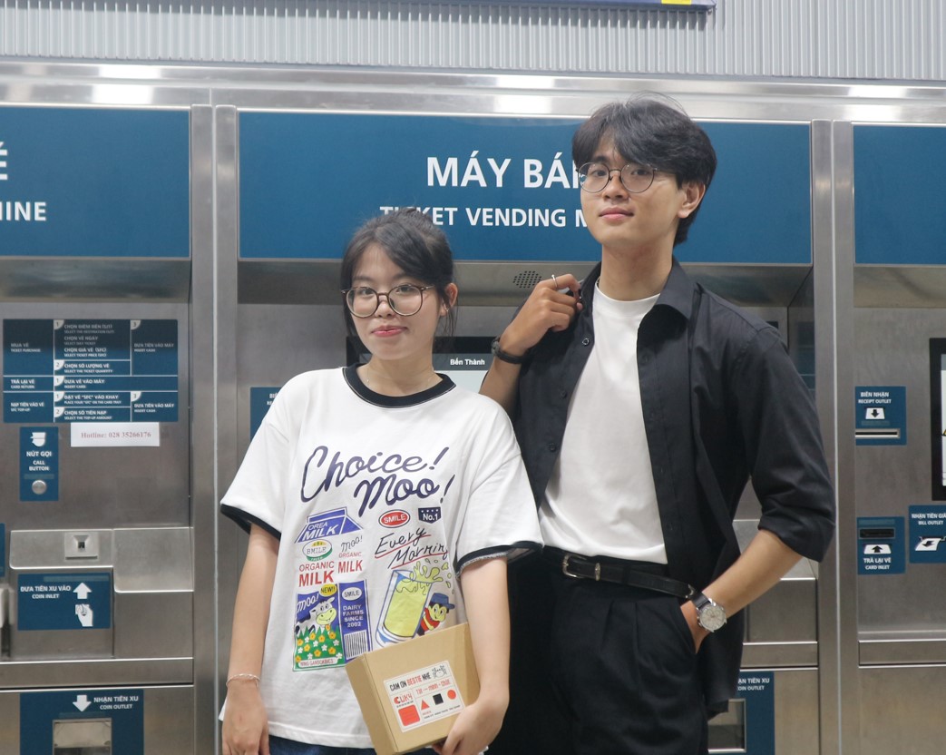 Người dân xếp hàng dài mua vé tự động ở metro - Ảnh 8. Người dân xếp hàng dài mua vé tự động ở metro - Ảnh 8.