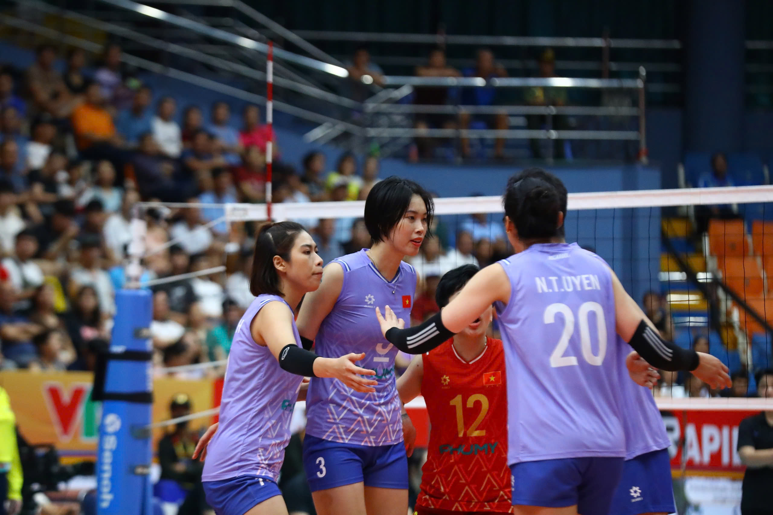 Bich Tuyen ចាំងពន្លឺ ក្រុមបាល់ទះនារីវៀតណាមនៅតែសោកសៅបញ្ចប់ក្នុងចំណាត់ថ្នាក់លេខ ២ ក្នុង VTV Cup - រូបថត ១. Bích Tuyền rực sáng, đội tuyển bóng chuyền nữ Việt Nam vẫn ngậm ngùi về nhì VTV Cup- Ảnh 1.