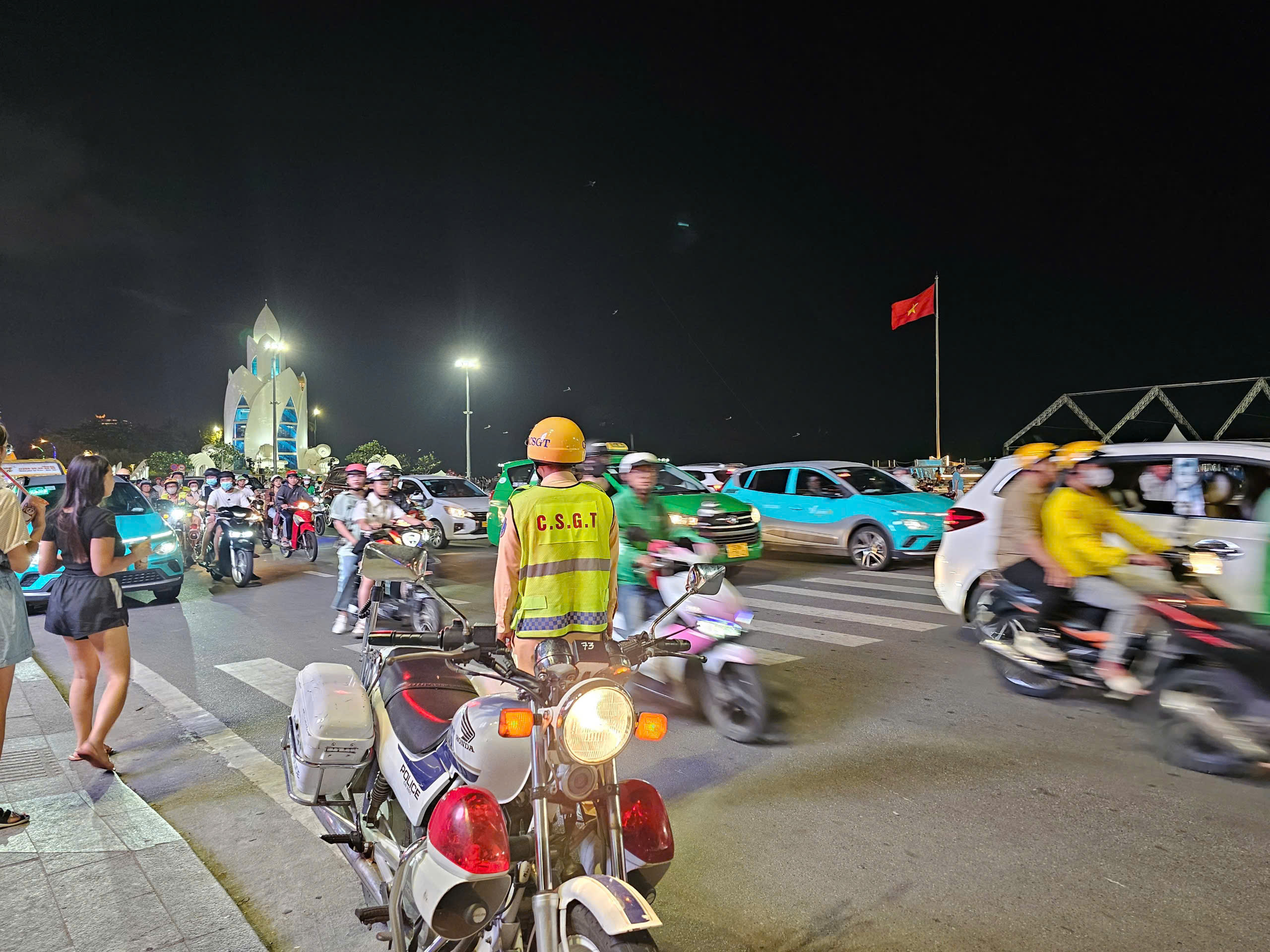 Người đăng clip ‘sợ’ Nha Trang bị phạt 5 triệu: Bài học trách nhiệm mạng xã hội- Ảnh 2. Người đăng clip ‘sợ’ Nha Trang bị phạt 5 triệu: Bài học trách nhiệm mạng xã hội- Ảnh 2.