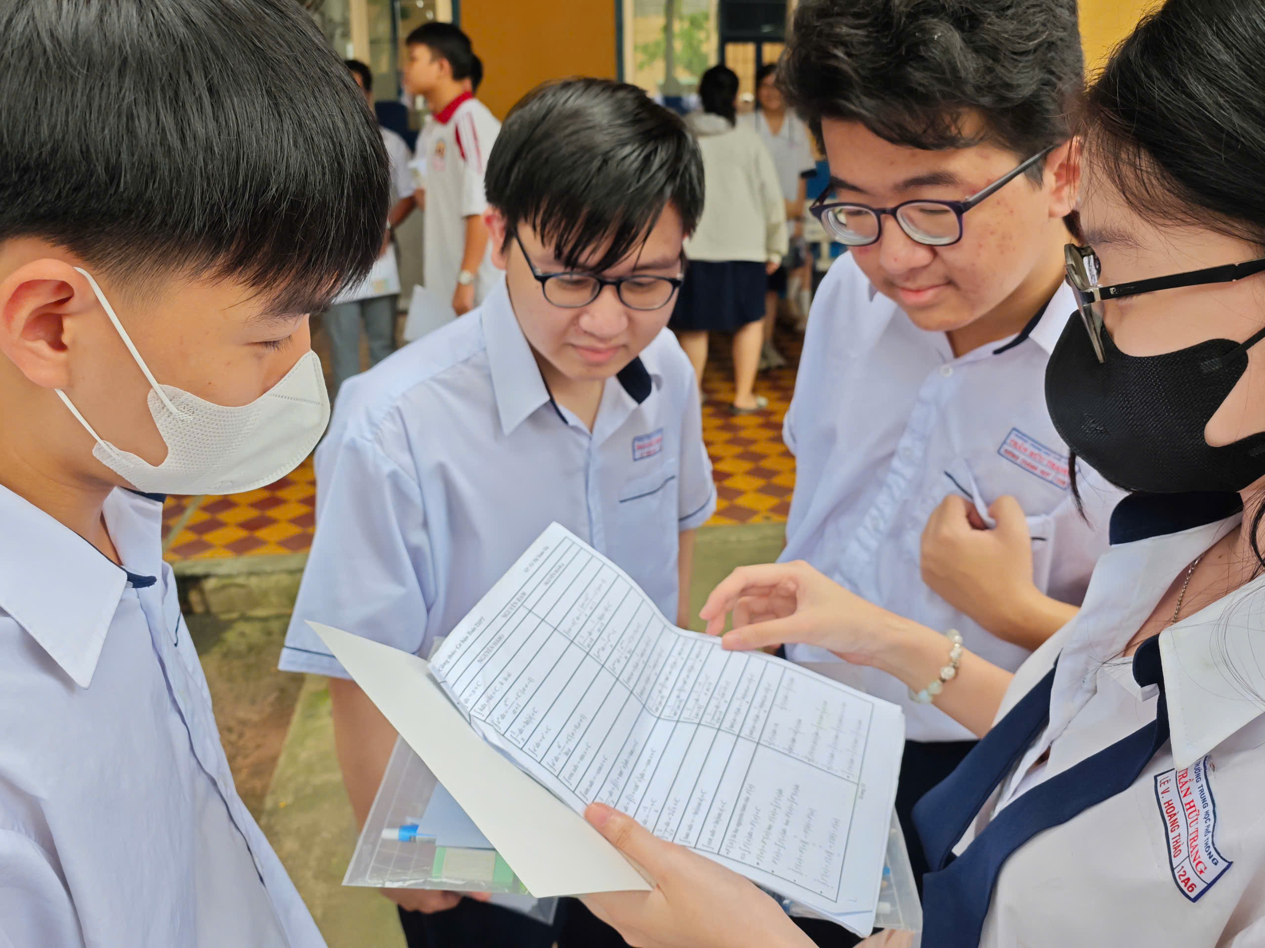 Đáp án thi tốt nghiệp THPT 2025: Môn văn mở, môn toán cần chi tiết - Ảnh 1.
