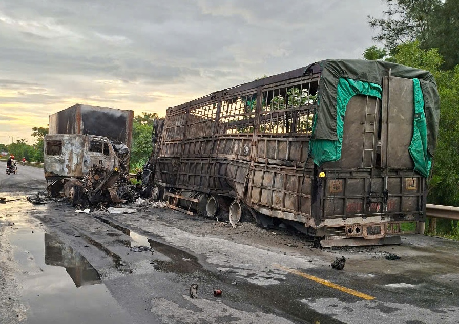 Quảng Trị: Tai nạn làm 2 ô tô bốc cháy dữ dội, 1 người tử vong Quảng Trị: Tai nạn làm 2 ô tô bốc cháy dữ dội, 1 người tử vong