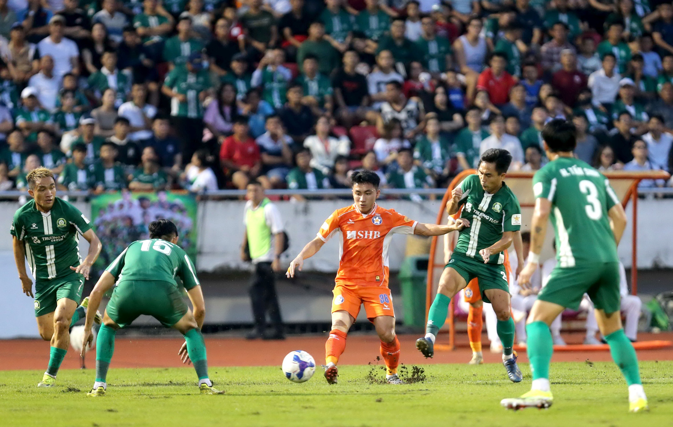 CLB Bình Phước: Hướng đến V-League bằng tình yêu và bản sắc người hâm mộ- Ảnh 3. CLB Bình Phước: Hướng đến V-League bằng tình yêu và bản sắc người hâm mộ- Ảnh 3.
