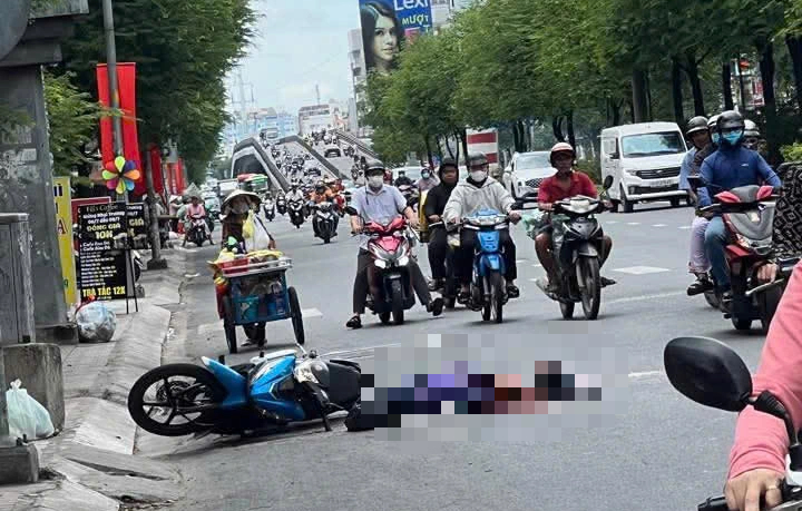 TP.HCM: Xe khách cán tử vong người đàn ông trên đường Hồng Bàng ở phường Bình Tây- Ảnh 2. TP.HCM: Xe khách cán tử vong người đàn ông trên đường Hồng Bàng ở phường Bình Tây- Ảnh 2.