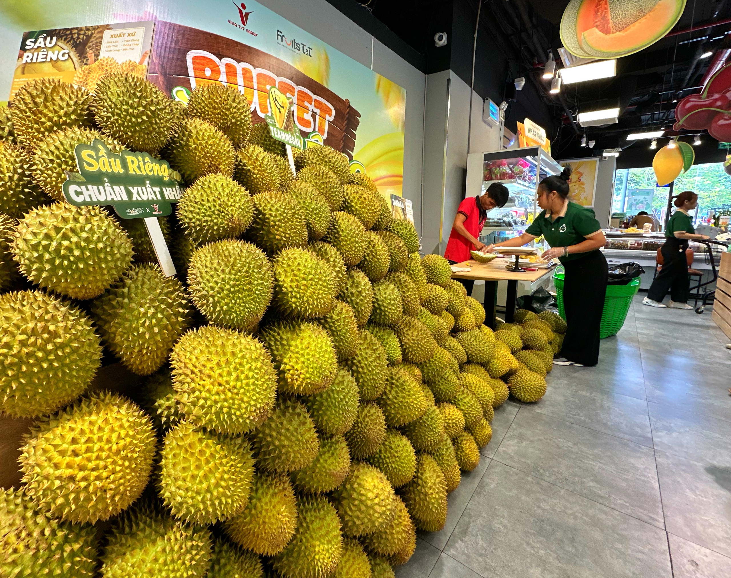 Buffet sầu riêng 'độc lạ' ở TP.HCM: Hết sạch gần 2 tấn, ngừng nhận khách sớm - Ảnh 1.