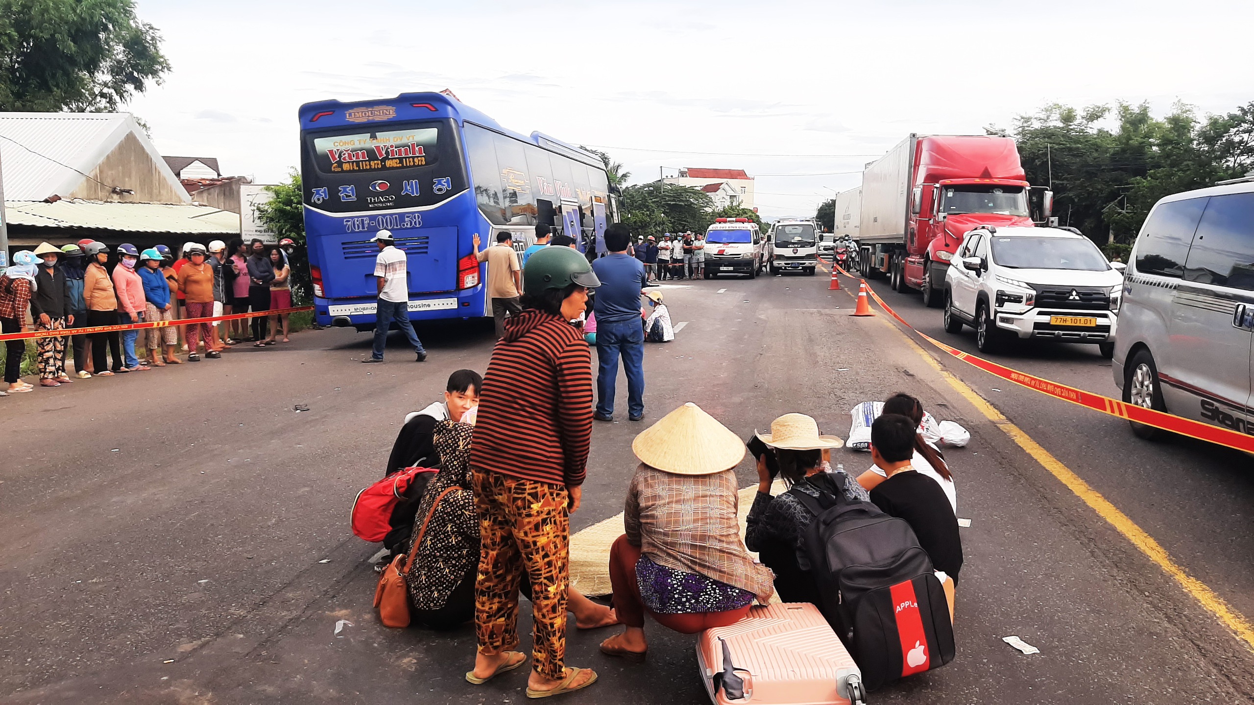 Gia Lai: Va chạm với xe khách, xe máy bốc cháy, hai người đàn ông tử vong - Ảnh 2.