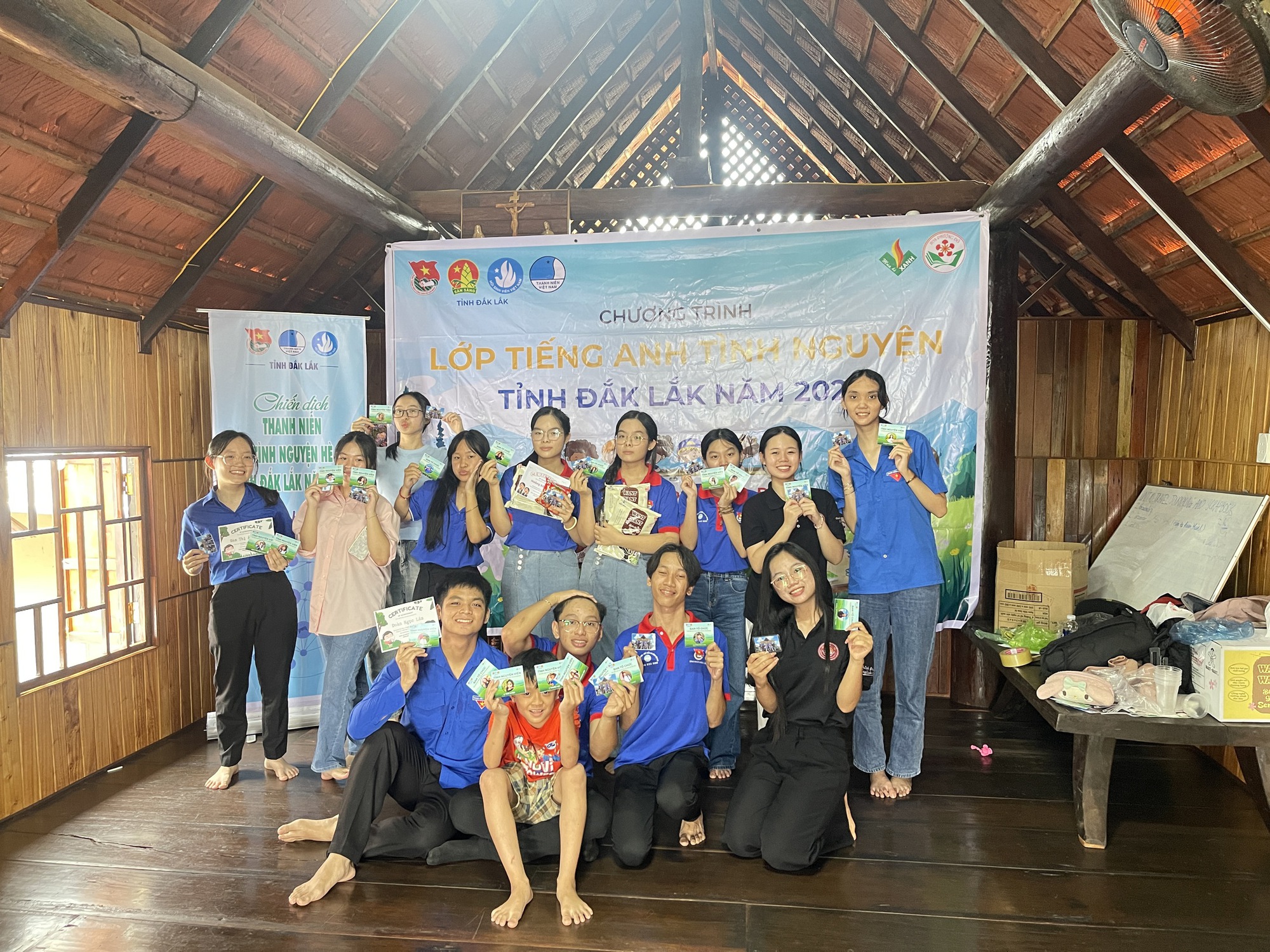 Lớp học tiếng Anh miễn phí và 102 đội hỗ trợ người dân Lớp học tiếng Anh miễn phí và 102 đội hỗ trợ người dân