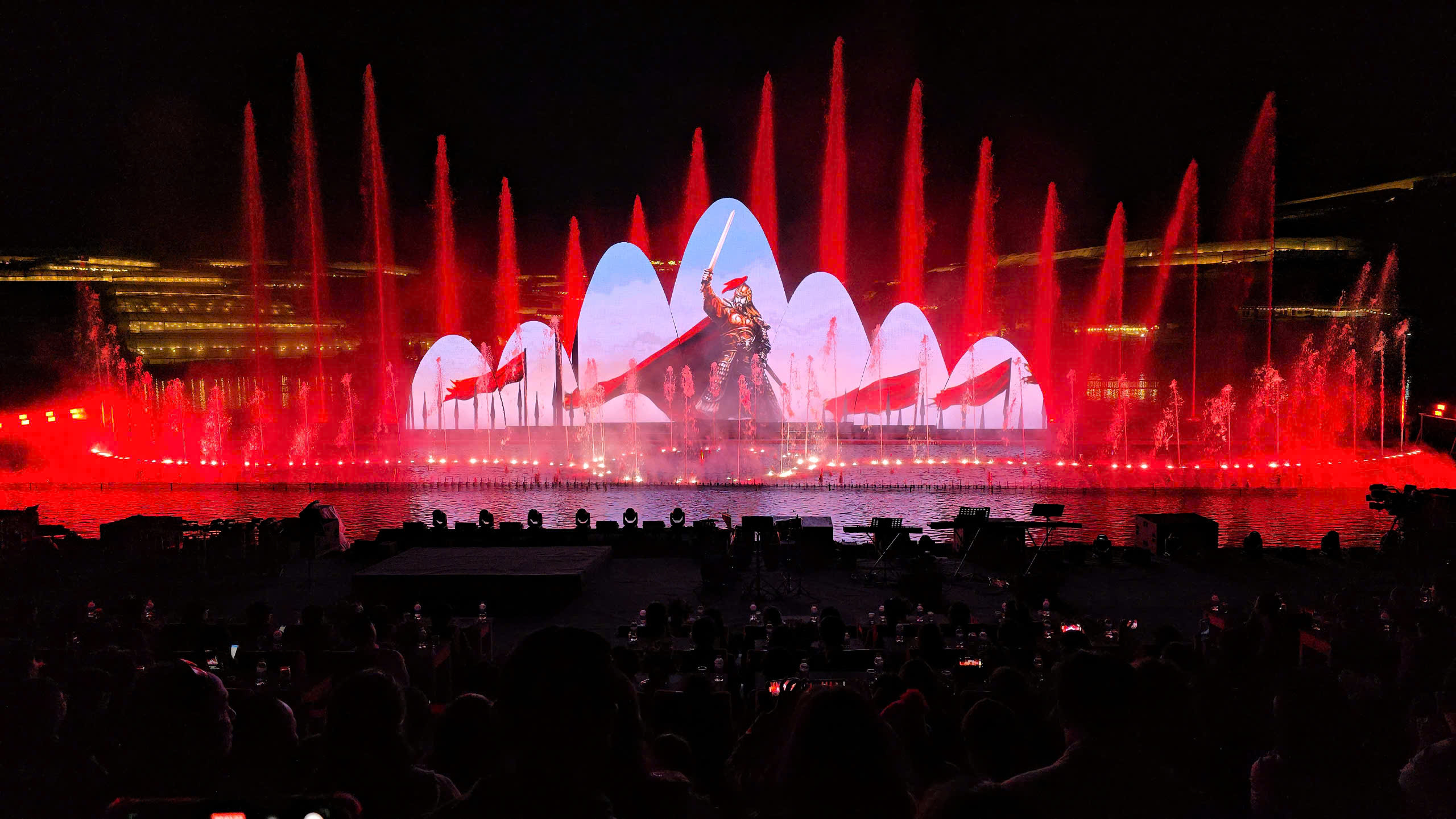 Rancangan langsung 'Epic of Au Lac' menarik ribuan penduduk tempatan dan pelancong - Foto 7. Show thực cảnh 'Sử thi Âu Lạc' thu hút hàng ngàn người dân và du khách - Ảnh 7.