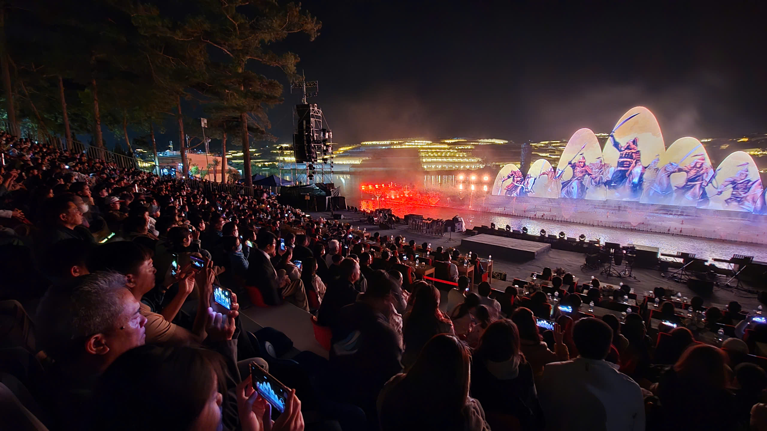 Rancangan langsung 'Epic of Au Lac' menarik ribuan penduduk tempatan dan pelancong - Foto 6. Show thực cảnh 'Sử thi Âu Lạc' thu hút hàng ngàn người dân và du khách - Ảnh 6.