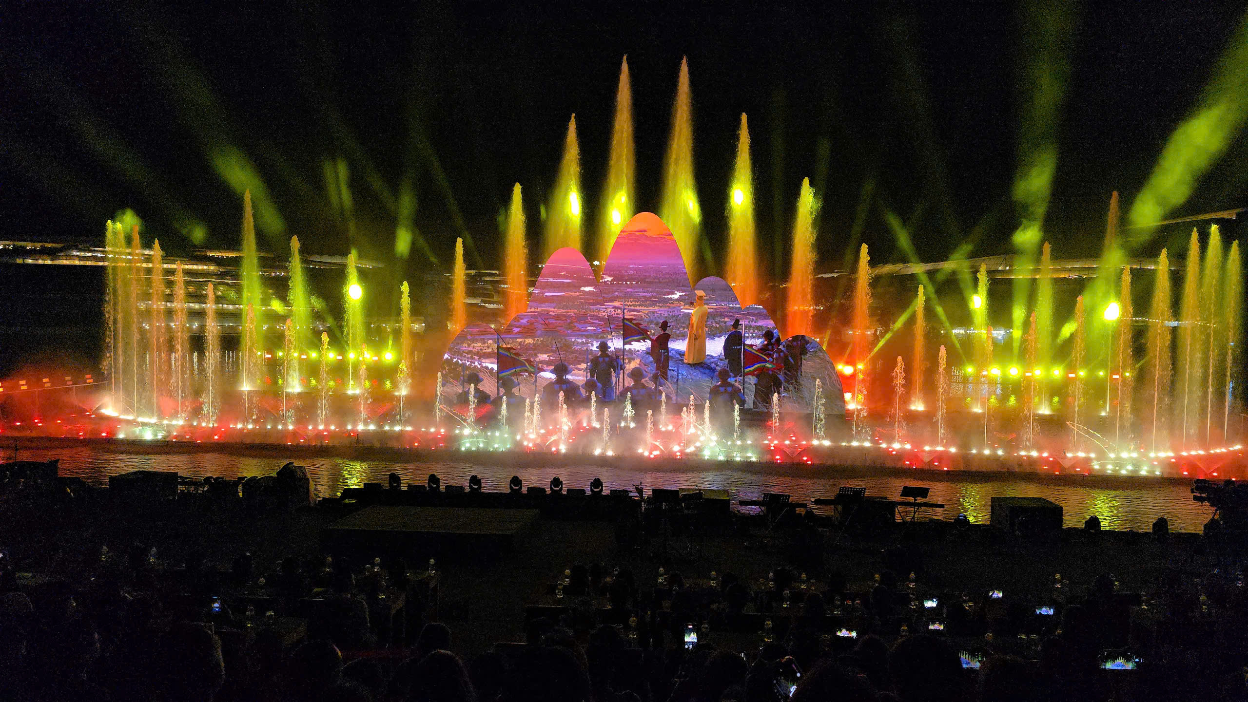 Rancangan langsung 'Epic of Au Lac' menarik ribuan penduduk tempatan dan pelancong - Foto 8. Show thực cảnh 'Sử thi Âu Lạc' thu hút hàng ngàn người dân và du khách - Ảnh 8.