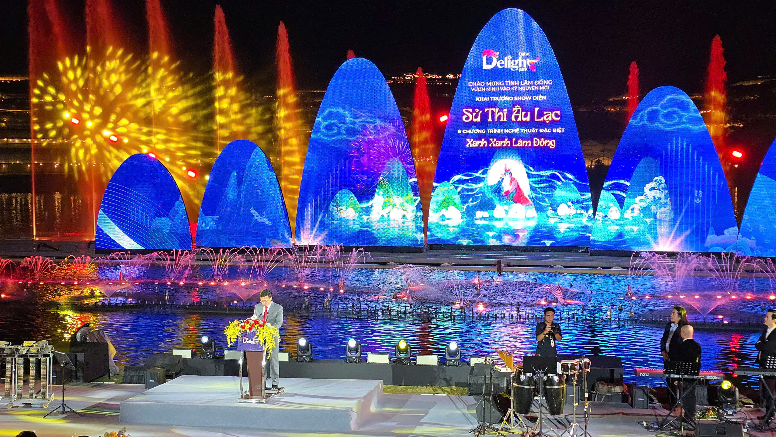 Rancangan langsung 'Epic of Au Lac' menarik ribuan penduduk tempatan dan pelancong - Foto 1. Show thực cảnh 'Sử thi Âu Lạc' thu hút hàng ngàn người dân và du khách - Ảnh 1.