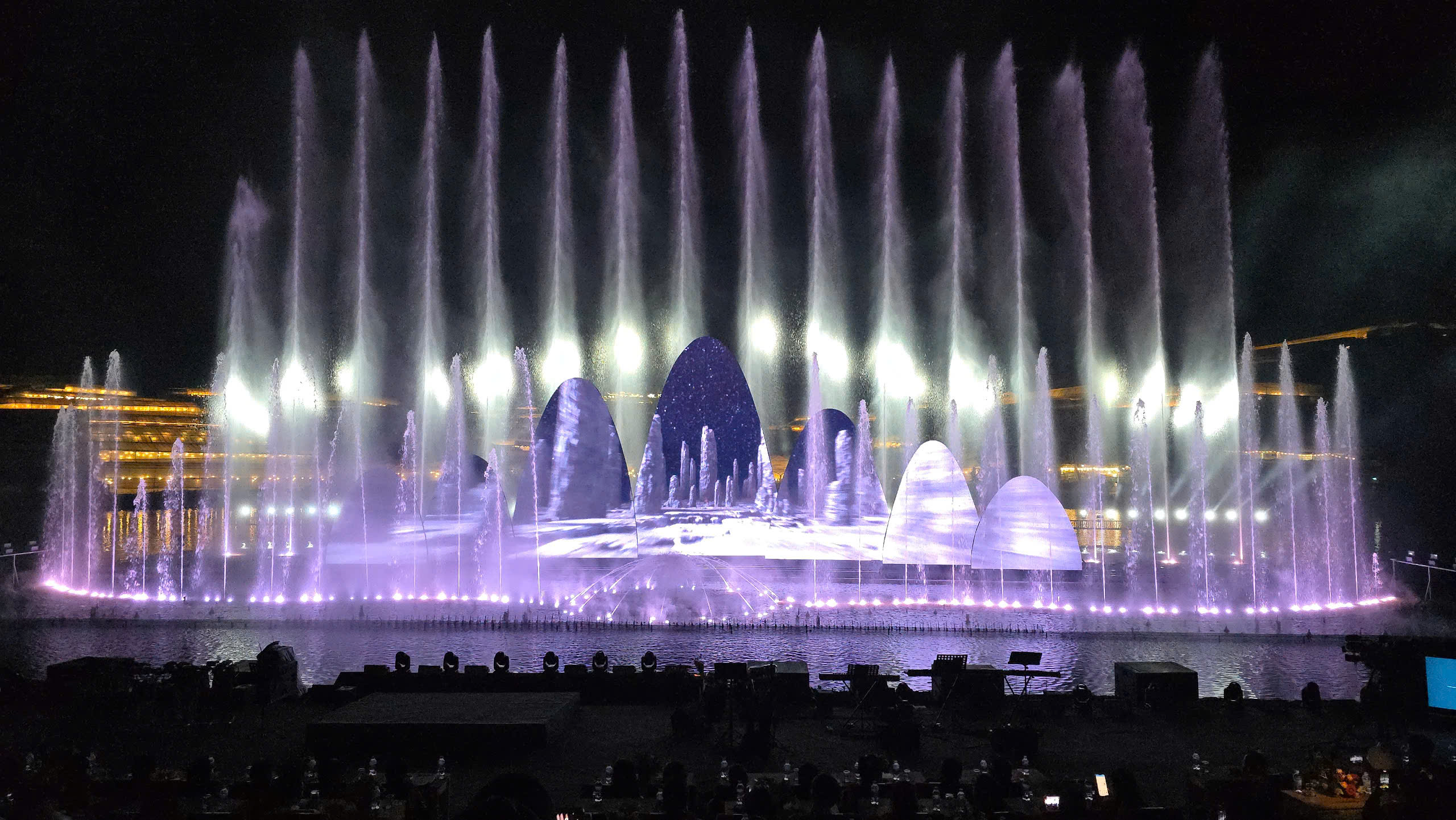 Rancangan langsung 'Epic of Au Lac' menarik ribuan penduduk tempatan dan pelancong - Foto 3. Show thực cảnh 'Sử thi Âu Lạc' thu hút hàng ngàn người dân và du khách - Ảnh 3.
