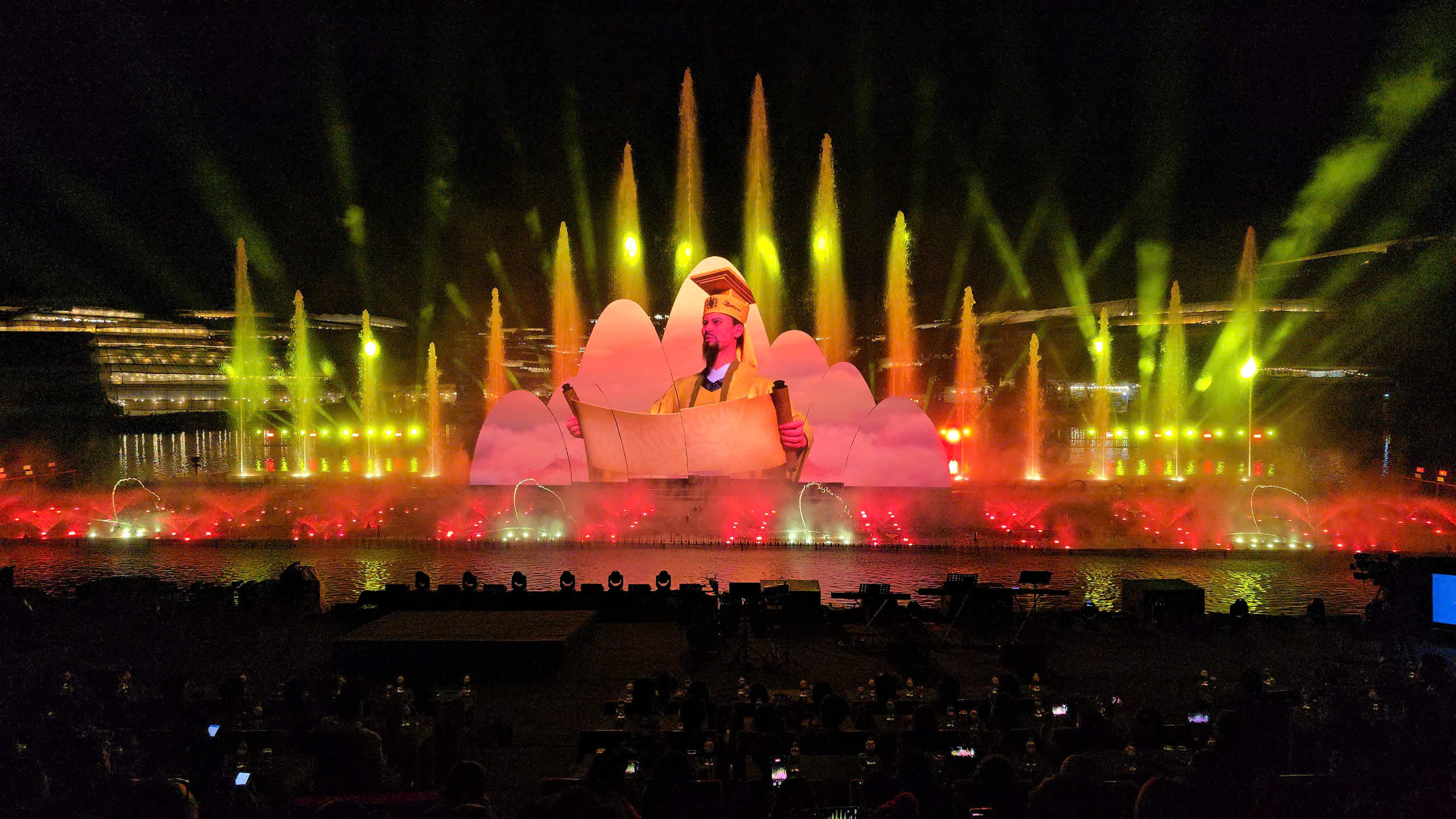 Rancangan langsung 'Epic of Au Lac' menarik ribuan penduduk tempatan dan pelancong - Foto 5. Show thực cảnh 'Sử thi Âu Lạc' thu hút hàng ngàn người dân và du khách - Ảnh 5.