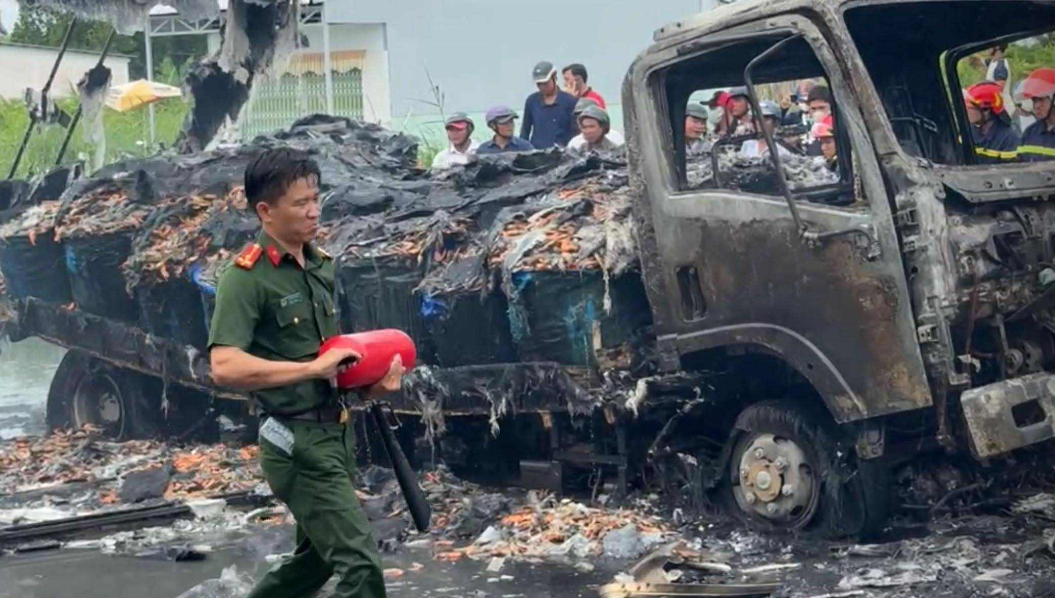 Tai nạn tại Cà Mau: 2 người tử vong tại chỗ, 2 xe cháy rụi- Ảnh 3.