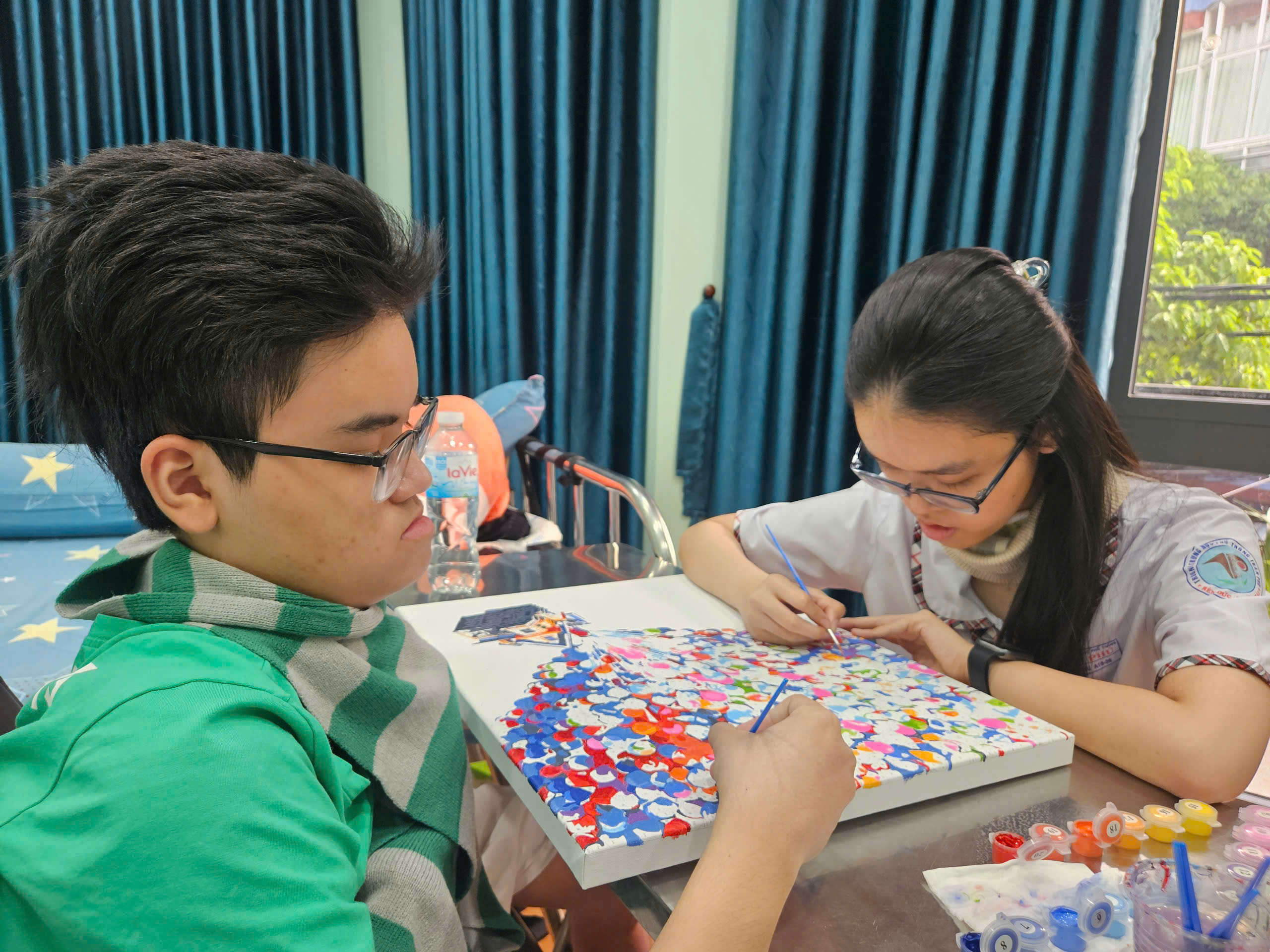 Sinh tử với bệnh hiếm: Bé gái đạt 6.5 IELTS, nuôi ước mơ đậu ngành dược - Ảnh 2.