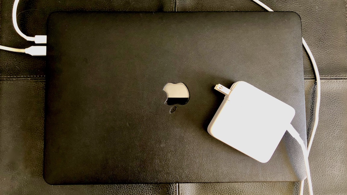 Có nên sạc pin iPhone bằng bộ sạc MacBook? - Ảnh 1.