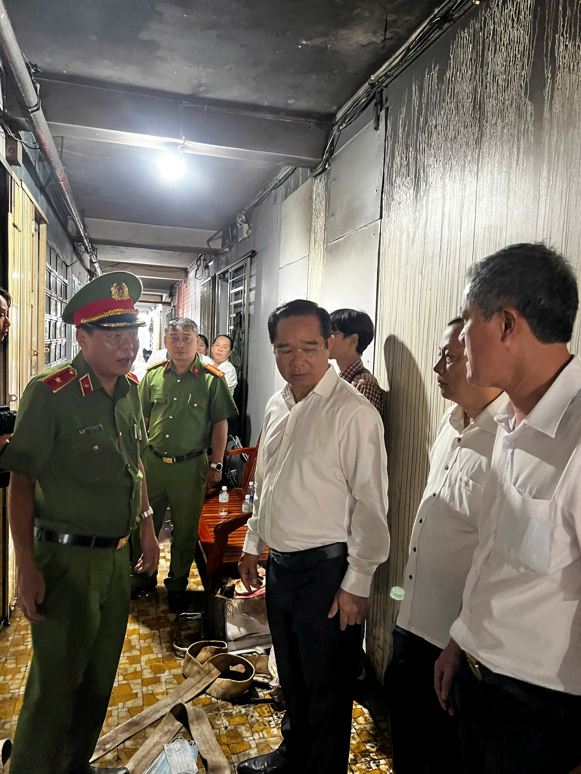 Chủ tịch UBND TP.HCM Nguyễn Văn Được đến hiện trường vụ cháy 8 người tử vong