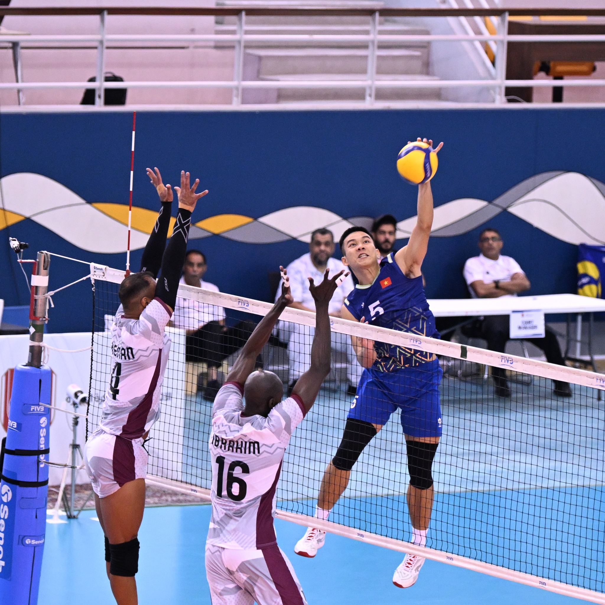 Fisicamente exausto, o time vietnamita perdeu por pouco para a Indonésia na partida de vôlei da SEA V.League - Foto 1. Thể lực cạn kiệt, đội tuyển Việt Nam thua sát nút Indonesia ở bóng chuyền SEA V.League- Ảnh 1.