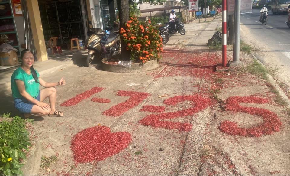 Hoa lộc vừng rụng đầy sân, dân Quảng Trị xếp hình vui mắt- Ảnh 7. Hoa lộc vừng rụng đầy sân, dân Quảng Trị xếp hình vui mắt- Ảnh 7.