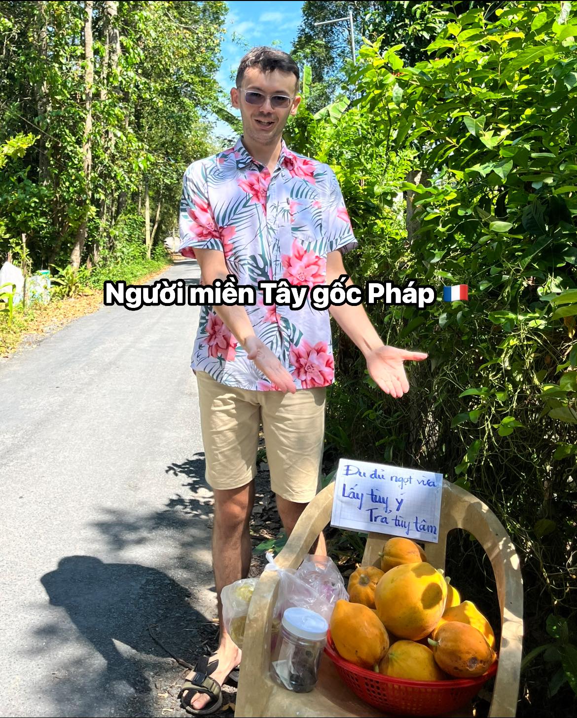 Chàng rể người Pháp bán đu đủ ở Đồng Tháp: Nhận mưa tim vì hành động này Chàng rể người Pháp bán đu đủ ở Đồng Tháp: Nhận mưa tim vì hành động này